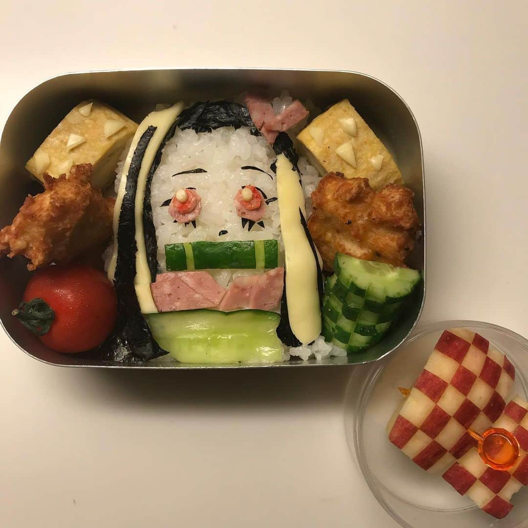 野波麻帆さんのインスタグラム写真 - (野波麻帆Instagram)「. 人生初めてのキャラ弁。笑😂 幼稚園に通う次女の楽しみにしていたお泊まり会が、この状況下の為夕涼み会になってしまったので、ちょっとでも楽しい気持ちが増えて良い思い出になる事を願って頑張りましたが、なんだこれは！大変過ぎるじゃないか！笑 テンパって髪の毛の海苔を1パーツつけ忘れている。😭笑 ニコニコで帰ってきた次女にまた作って🥰とお願いされましたが....多分無理です。😂😭 #キャラ弁　#禰󠄀豆子　#鬼滅の刃 #シーズン2楽しみだなぁ」9月7日 21時12分 - mahononami