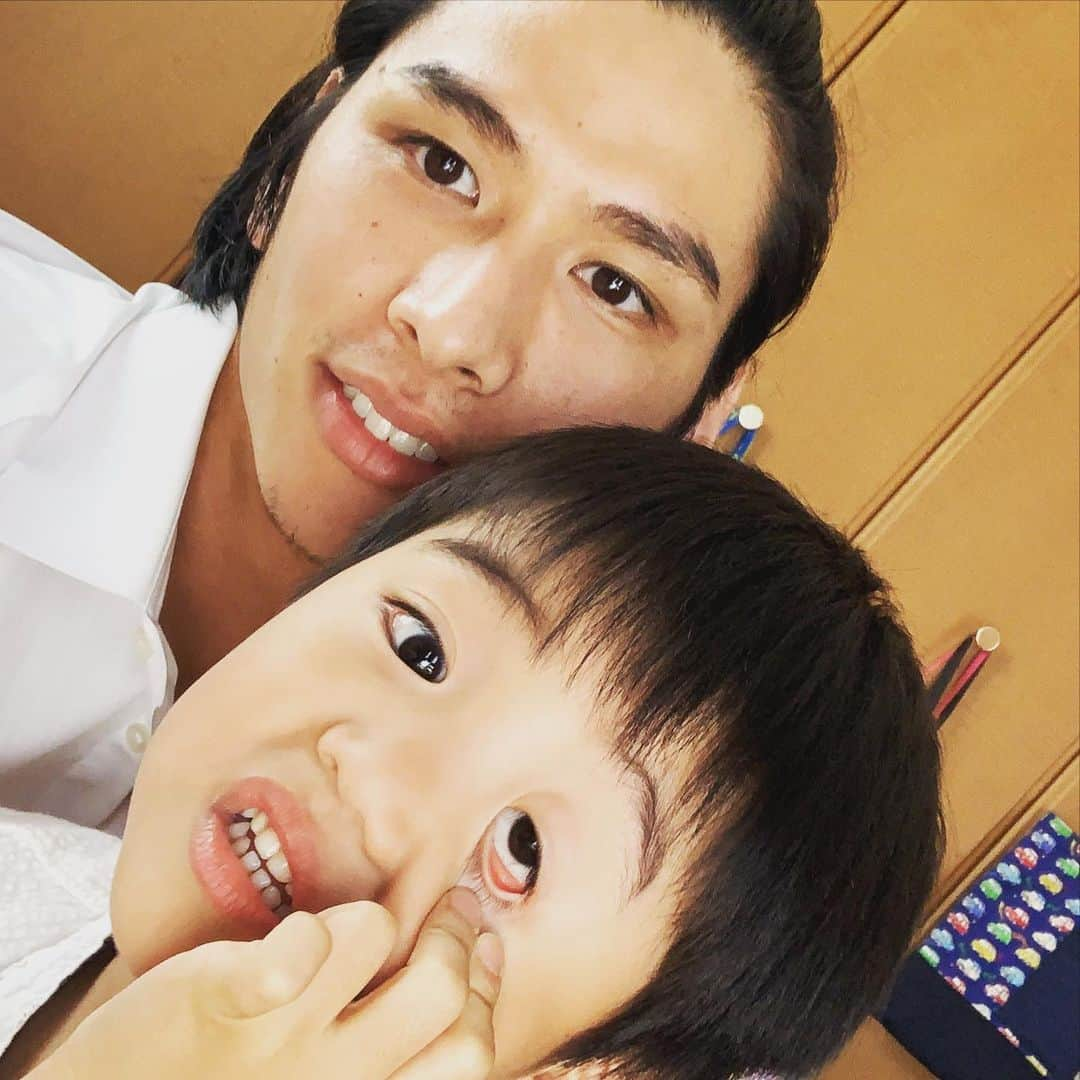 野村祐希さんのインスタグラム写真 - (野村祐希Instagram)「弄ばれてきた 笑 可愛いでしかないなぁ 変顔しまくるし。 変顔も可愛いけど普通に可愛いやつもまた載せるね  #末っ子のお宮参り #子供と遊んだ後って案外めちゃエネルギー消費してる #姪甥姪 #変顔 @masatakanomura」9月7日 21時19分 - yuknmr