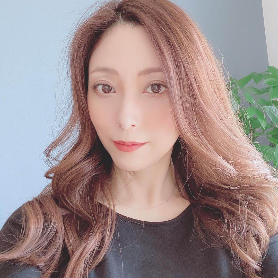 白木優子のインスタグラム：「巻き巻き上手くいってテンション高いはずなのに、イケてない顔🤣 (いつかの写真) #白木優子 #熟女 #セクシー女優 #AV女優」