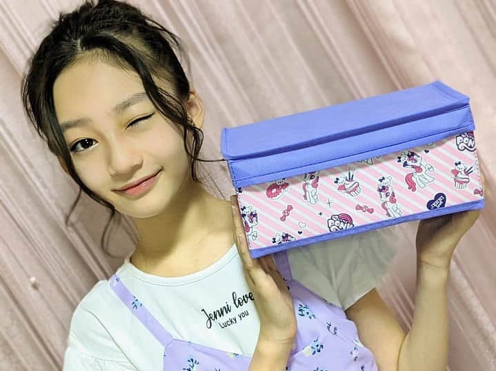 ニコ☆プチのインスタグラム：「ユメナのふろくの使い方❣️ さっそく真似しちゃお♪ . .  パープルにマイリトルポニー&ラブベアちゃんも可愛い💜🦄💜🐻💜   私はマスク収納として使っているよ😷❤ ふた付きだから、ホコリも避けれて衛生的✨ マスクと一緒に、体温計、リップ、ウイルスシャットスプレーお出掛け前グッズも入れているよ(◍•ᴗ•◍)✧*。   みんなも色々と使ってみてね❣❣ . .  #ニコプチ #ニコプチふろく #プチモのふろくの使い方  #ニコプチふろくのある生活  #ジェニィラブ #マイリトルポニー  #ふろく #飯尾夢奏」