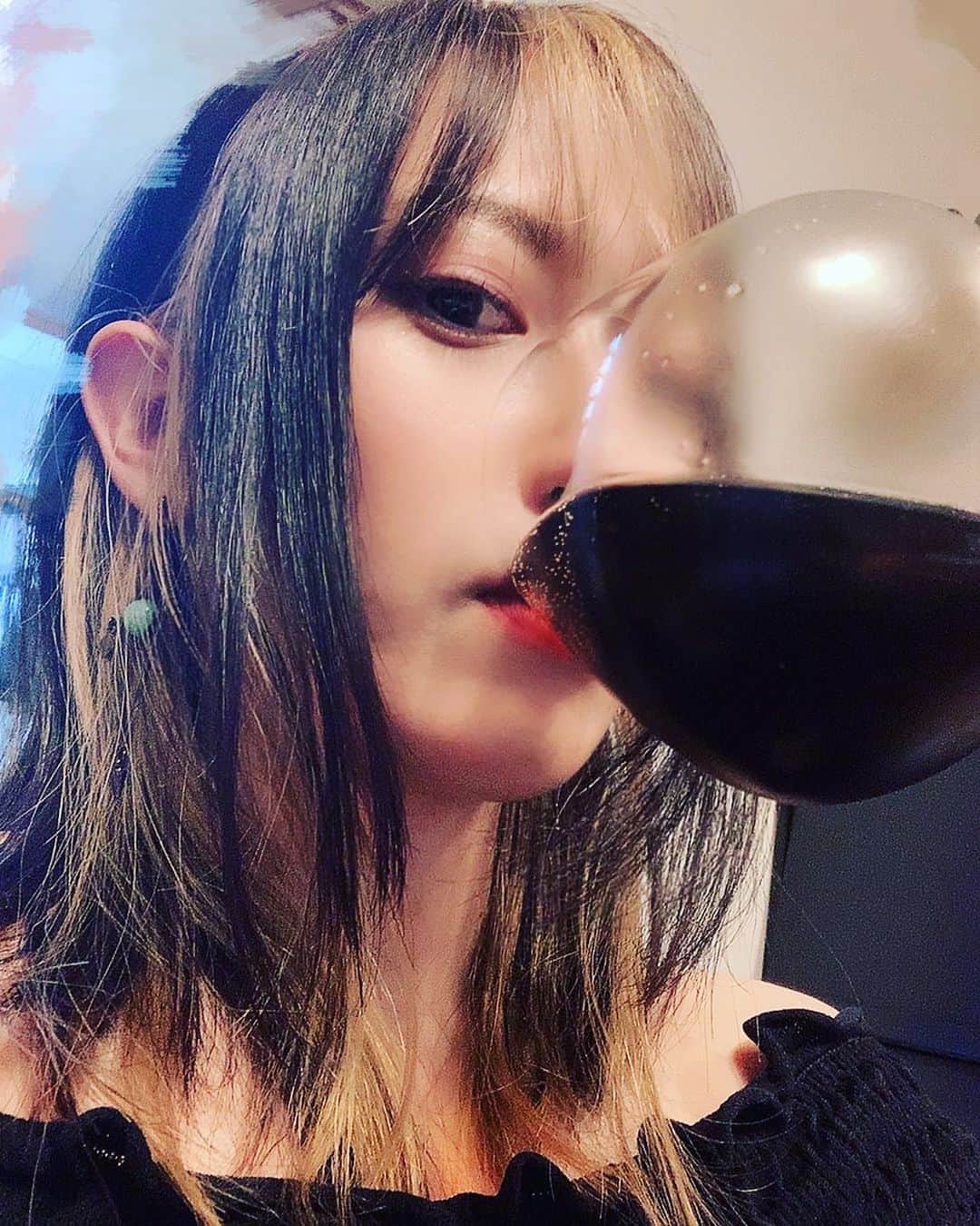 のインスタグラム：「コーラ豪ありさちゃん、遂にコーラ用ルネッサンスグラスを買うの巻  #ルネッサンス」