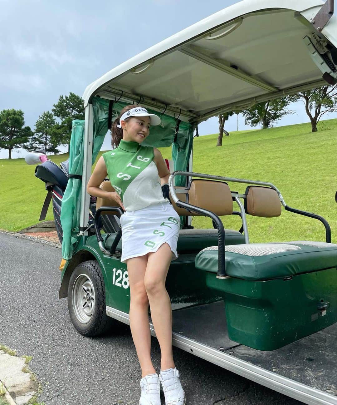 左近鈴乃さんのインスタグラム写真 - (左近鈴乃Instagram)「. 久々にゴルフコーデをUP〜⛳️🏌️‍♀️ カートもウェアもネイルも芝も、、 ぜーーんぶ緑。🌳  @descentegolf  好き。💚  ドライバー長くないですか？って言われるけど メンズのやつ使ってるからかな？👨🏻‍🦱 今年も秋沢山行くぞーーー🍂  #golf #ゴルフ #ゴルフ女子 #ゴルフウェア #デサゴルゴルファー」9月7日 21時46分 - suzuno_sakon