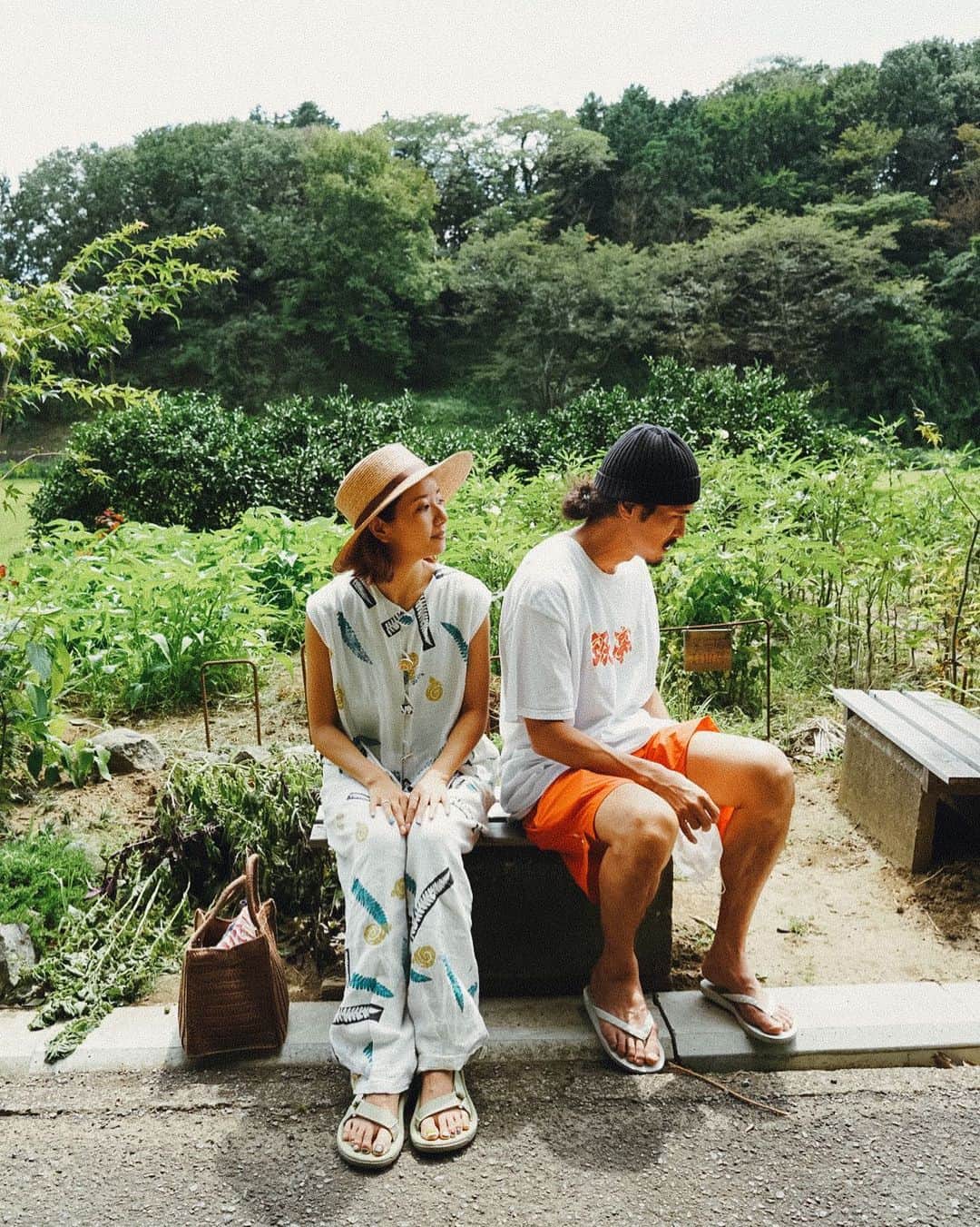 イアリサのインスタグラム：「今日、私の大切な子が結婚した。  朝起きたら 久しぶりに晴れていて あぁ今日は、あやちゃんが結婚するから 太陽みたいなあの子のために お天道様も祝福してくれているのか と思いながら１日を過ごしてた。  婚姻届を書いている最中も 役所に提出した時も 受理されるのを待つ間も ずーっとずーっと連絡を取っていて 受理された瞬間に なんだか言葉にできない気持ちになって １人オフィス街の屋上で泣いた。笑  人の幸せをこんなにも願うことはないかもしれないな🕊 世界中のしあわせが２人に届きますようにって思った。  あやちゃんはいつも自分を撮ることはしないから、２人の写真を撮りたくてこっそり撮った私の大切な写真です。 (こっそりもなにも、ここ座って！とか指示してたけど。笑)  今日はぶっきらぼうで心穏やかな少年とおてんばで誰よりも人想いの少女が結婚した幸せな日。 とってもお似合いな２人。  本当に心からおめでとう㊗️」
