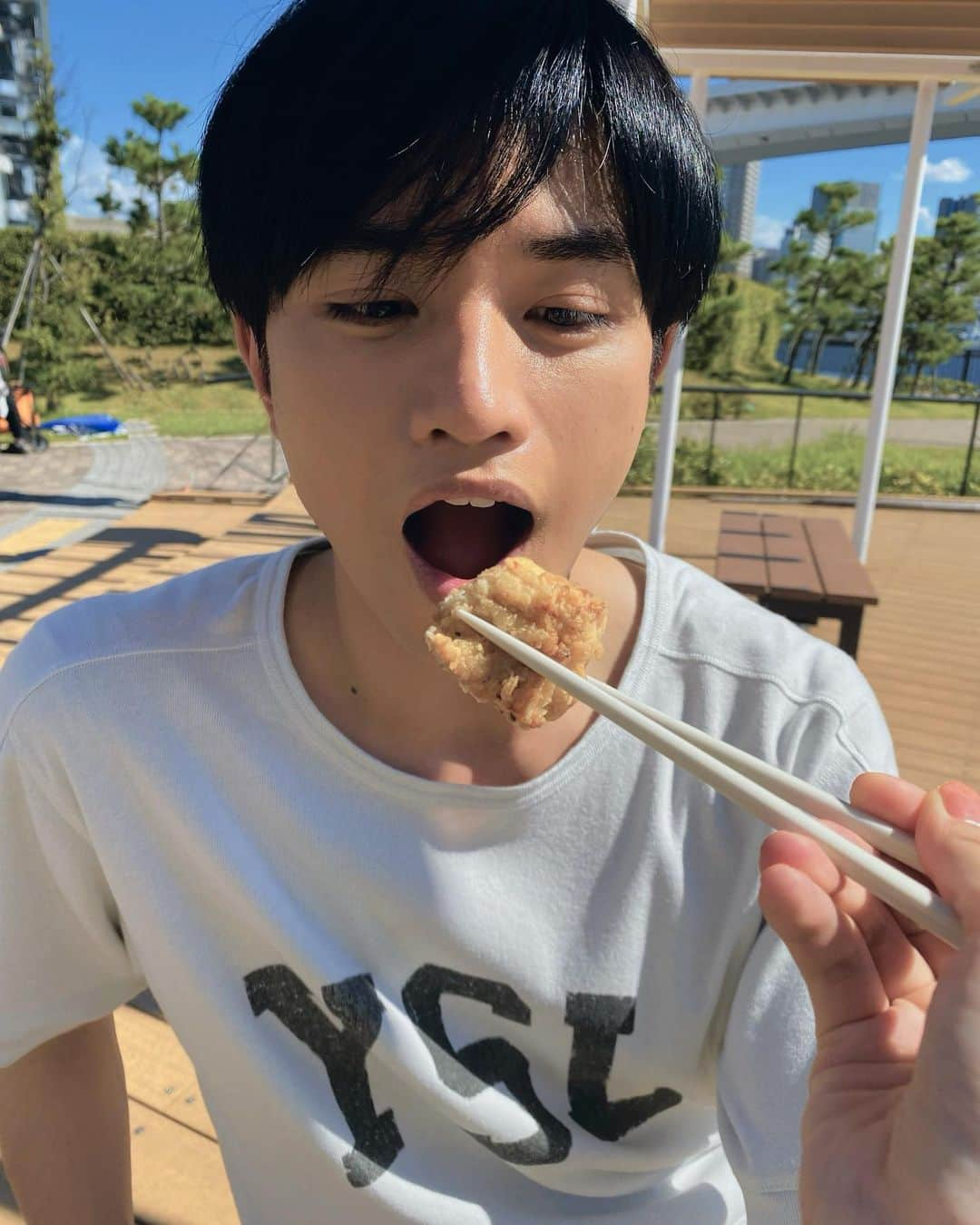 長谷部宗介さんのインスタグラム写真 - (長谷部宗介Instagram)「からあげは好きです。  僕の場合 食べ過ぎ禁物だけどね、笑  でも たくさん作ってくれるって 嬉しい。  ありがと。愛。  あ、来週、生放送だって。 一体どうなるんだろ。  動画の件だけど、 予定をちゃんと決めた 今週末をお楽しみに。  9話観てくれてありがと！ 遂にだね、  #OOTD #ootdfashion #fashion #picnic #love #asia #japan #tokyo #中島健人Instagram #彼女はキレイだった」9月7日 21時53分 - k.n_sosuke.hasebe