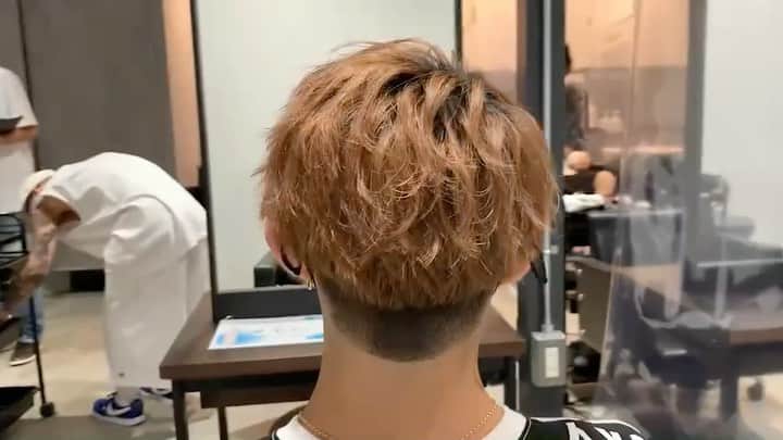 平野莉玖のインスタグラム：「こんばんは！！！  今日はこんな動画をアップ⤴️  先日はメンズサロンGOALDにいってきました😆 いつもありがとうございます🙇‍♂️  いつも撮影の時に担当してくれる嵐くんに切ってもらいました😊 本当にプロ意識がすごくて今後の撮影でもセットしやすい様にカットしてくれたので次の撮影が楽しみです🤩  本当にいつも感謝です🙇‍♂️🙇‍♂️🙇‍♂️  今日のお昼にコロナワクチンの接種2回目で腕が痛くて上がらない😭 体調第一で今日はもうゆっくりします😇  それではおやすみなさい〜😴  #RKSRICKY #RKS #リクスリッキー #RIKU #メンズサロン #GOALD #居城嵐」