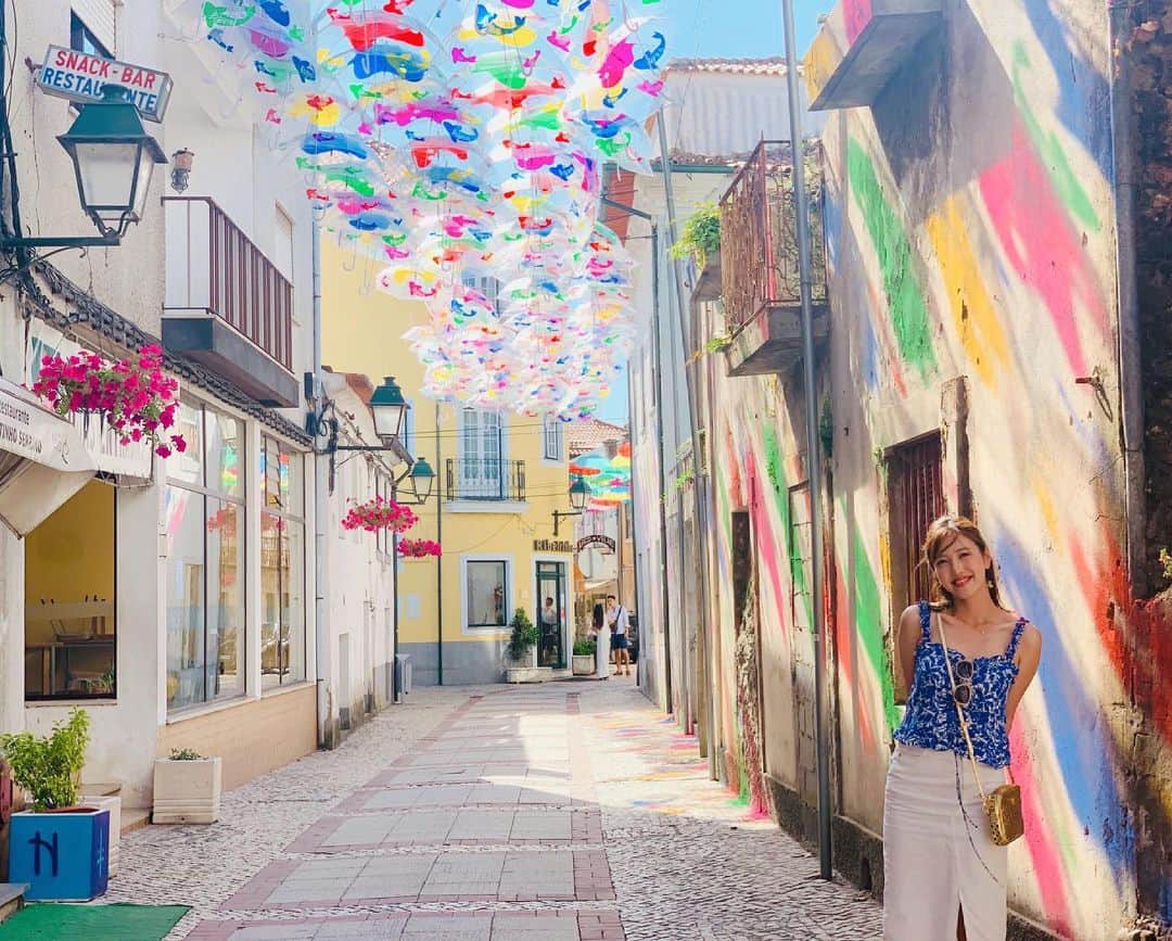 小澤陽子さんのインスタグラム写真 - (小澤陽子Instagram)「📌　Águeda, Portugal 🇵🇹  (⌖July. 2019)  先日の梅雨入りの際の投稿で、 この場所について沢山問い合わせをいただいたので、 記したいと思います☻📝(嶺衣奈さんの連載にも記載)  ここは、世界各地でも流行った 『傘祭り』発祥の地だそうなんです⛱✨  というのも、 ここ、ポルトガルのアゲダという場所は建物が低く、 鋭い日光を遮る影が少ないため、 日射病や熱中症予防としてこの芸術が始まったんだそう💡 由来を知ると、より面白いですよね🤭  ︎✏︎ 首都リスボンから2〜3時間の街。 ✏︎ このアートフェスティバルは、普通の年であれば夏の３ヶ月くらいの期間 ✏︎ 傘祭りはここが発祥⛱ ✏︎ リスボンから遠いからかそこまで人がいないので、写真取り放題☺️笑  #リスボン　#ポルトガル #傘祭り #芸術 #カラフルな傘の反射がかわいい #おざよーtrip✈︎ #旅記録 #姉妹旅行？🥰 #旅行に行きたいなぁ…💭  . . . ✏︎ Ageda… 2.5h from Lisboa🚙 ✏︎ Art festival for 3 months in summer(normally) ✏︎ not much people so that you can take pictures as much as you want! lol ✏︎ Umbrella Sky Project originally from here ✏︎ reflections / shadows of umbrella is so cute🥰  #UmbrellaSkyProject #Águeda #portugal🇵🇹 #ArtForAll  . ..✈︎..✈︎...✈︎....✈︎.....✈︎......✈︎.......✈︎」9月7日 22時13分 - yoko.ozawa729