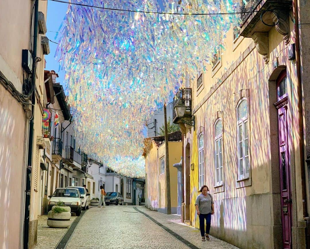 小澤陽子さんのインスタグラム写真 - (小澤陽子Instagram)「📌　Águeda, Portugal 🇵🇹  (⌖July. 2019)  先日の梅雨入りの際の投稿で、 この場所について沢山問い合わせをいただいたので、 記したいと思います☻📝(嶺衣奈さんの連載にも記載)  ここは、世界各地でも流行った 『傘祭り』発祥の地だそうなんです⛱✨  というのも、 ここ、ポルトガルのアゲダという場所は建物が低く、 鋭い日光を遮る影が少ないため、 日射病や熱中症予防としてこの芸術が始まったんだそう💡 由来を知ると、より面白いですよね🤭  ︎✏︎ 首都リスボンから2〜3時間の街。 ✏︎ このアートフェスティバルは、普通の年であれば夏の３ヶ月くらいの期間 ✏︎ 傘祭りはここが発祥⛱ ✏︎ リスボンから遠いからかそこまで人がいないので、写真取り放題☺️笑  #リスボン　#ポルトガル #傘祭り #芸術 #カラフルな傘の反射がかわいい #おざよーtrip✈︎ #旅記録 #姉妹旅行？🥰 #旅行に行きたいなぁ…💭  . . . ✏︎ Ageda… 2.5h from Lisboa🚙 ✏︎ Art festival for 3 months in summer(normally) ✏︎ not much people so that you can take pictures as much as you want! lol ✏︎ Umbrella Sky Project originally from here ✏︎ reflections / shadows of umbrella is so cute🥰  #UmbrellaSkyProject #Águeda #portugal🇵🇹 #ArtForAll  . ..✈︎..✈︎...✈︎....✈︎.....✈︎......✈︎.......✈︎」9月7日 22時13分 - yoko.ozawa729