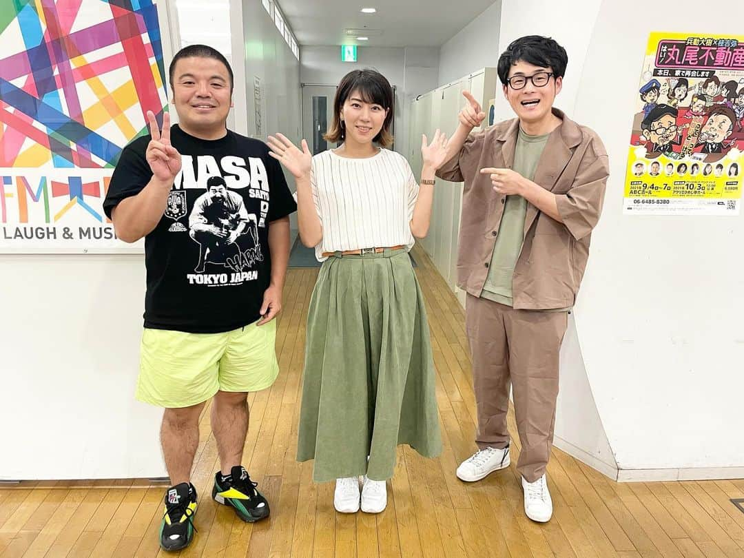 前田彩名のインスタグラム：「赤松悠実ちゃんが産休の間、 代演をさせて頂いていました、 FM大阪　赤maru🔴 今週で代演を無事に？卒業しました！  月曜 セルライトスパの2人とは、 同い年ということも大きくて、 アットホームで楽しい時間を😊。  火曜 モンスターエンジンの2人には、 ひたすら笑わされながら、 交わらない平行線の面白さを😊。  お届けできたかなと思っています。笑 (どうでしたか？)  今回、代演候補のオーディションも されていた中で声をかけてもらって。 とても ありがたいなと。 貴重な機会を与えてもらって、 赤松ちゃんと番組チームに 感謝しかないです🙏✨。  芸人さんとのお仕事は 司会と出演者という立場でしか ほぼ経験なく、 私の中でもある意味 挑戦で、 勉強になることが たくさんありました。  芸人さんってすごいお仕事やね。 ご一緒して、ステージを見て、 本当に心からリスペクトです。 今後も応援したいなって思う2組と ご一緒できたことは財産😊。  ツッコミとかモノマネも できるようになれるかなーって 思いながら代演を始めたけど、 早々に こりゃ無理だと分かり笑、  私らしく進行することに切り替えてからは、気持ちも楽になりました😂。  だから、月曜と火曜(もちろん金曜も) どっちも本当の私で、 実はそんなに無理はしてません😊。  思い出はない！と言い切ったけど、 ひとつだけ言うならば。 今 振り返れば笑えるぐらいに、 いろんなご意見を貰いました。苦笑  赤松ちゃんみたいには、 出来なくて当たり前。 代演とは言いつつ、 赤松ちゃんの代わりなんて どこにもいないからね。  それがなかなか受け入れられない方もいて、特に序盤は本当に苦しかったな。  力不足で申し訳ないなーって。  ただ、ききまるのリスナーさん始め ありがたいメッセージが大半で。  Twitterでお名前は見ないような リスナーさんからも、 番組メッセージやDMで、 温かいお声をたくさん頂いて。  嬉しかったです、 ありがとうございました☺️。  2曜日でこんなに大変なんやったら 4曜日やってる赤松ちゃんて ほんまにスゴイ😂。  もんのすごい努力があると思う。  赤松ちゃんの並々ならぬ 番組への愛を改めて感じて、 心からリスペクト👏！  桧くんと会いに来てくれて 嬉しかったな〜😊 来週の復帰も楽しみです📻//／♫  これからは、ききまるとして 番組を楽しませてもらいます！ ひと夏の思い出を、 ありがとうございました🌻  貰ったお花は、 ２つに分けて生けたよ💐  最後に、 お手紙に🎁くださったあなた、 本当にありがとう！！」