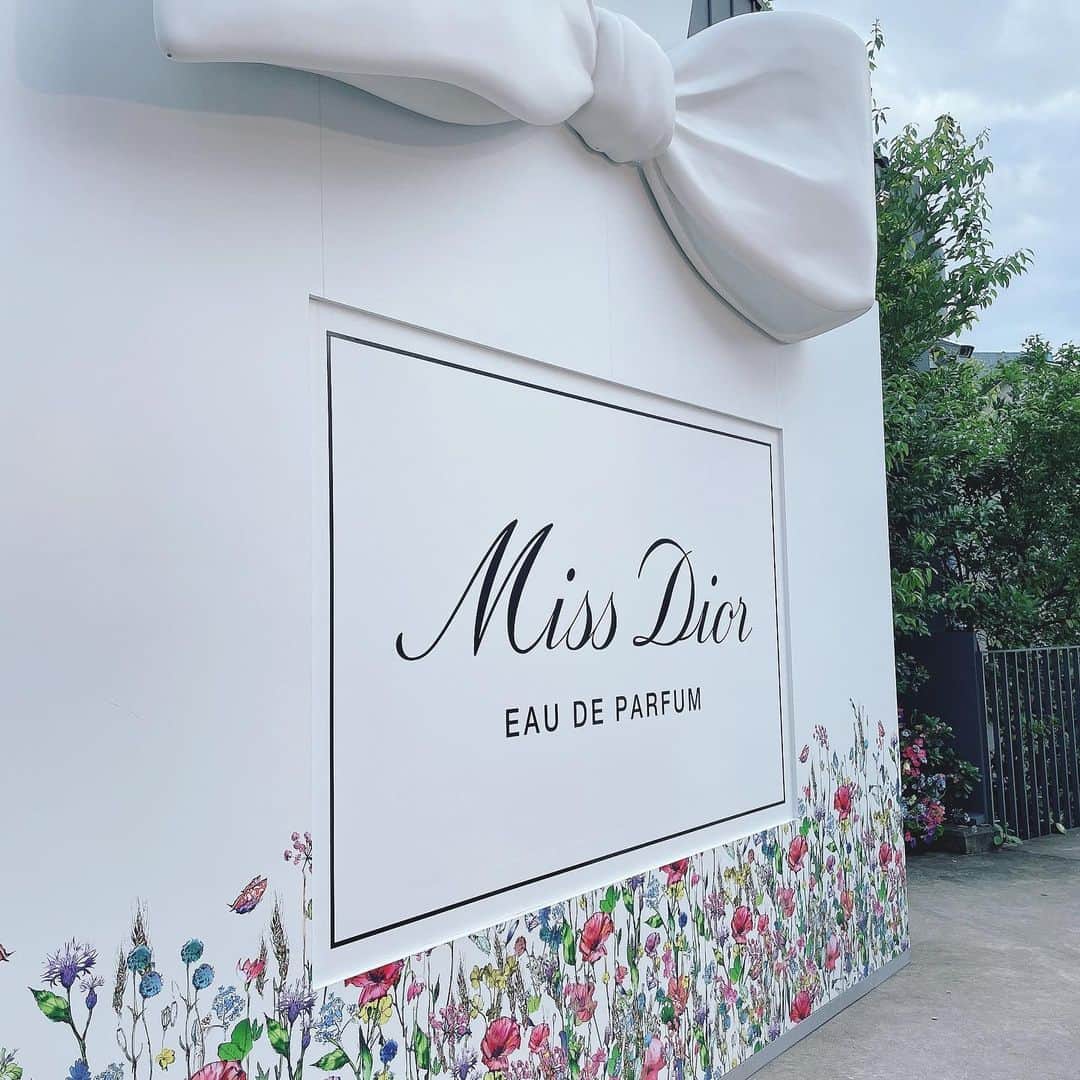 美和花樺さんのインスタグラム写真 - (美和花樺Instagram)「. . Miss Dior アート展に行ってきたよ〜🎀 . お花がいっぱい💐の世界観が好きすぎました🎀 . 個人的に中庭のお花畑でできてるMiss Dior(お写真に他の方が沢山写ってるのでここにはないけど)がめちゃくちゃ可愛かったです(*´꒳`*) . あとお花の刺繍の入ったドレスもステキっ!!! . #missdior #dior #ミスディオール #ディオール #アート展 #missdiorartevent #表参道 #omotesando #art #missdiorexhibition #missdiorperfume」9月7日 23時32分 - hurhurchan