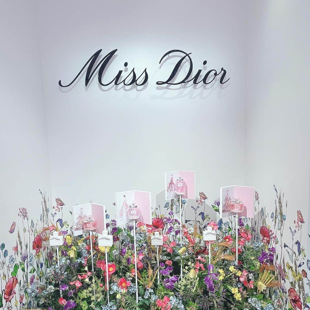 美和花樺さんのインスタグラム写真 - (美和花樺Instagram)「. . Miss Dior アート展に行ってきたよ〜🎀 . お花がいっぱい💐の世界観が好きすぎました🎀 . 個人的に中庭のお花畑でできてるMiss Dior(お写真に他の方が沢山写ってるのでここにはないけど)がめちゃくちゃ可愛かったです(*´꒳`*) . あとお花の刺繍の入ったドレスもステキっ!!! . #missdior #dior #ミスディオール #ディオール #アート展 #missdiorartevent #表参道 #omotesando #art #missdiorexhibition #missdiorperfume」9月7日 23時32分 - hurhurchan