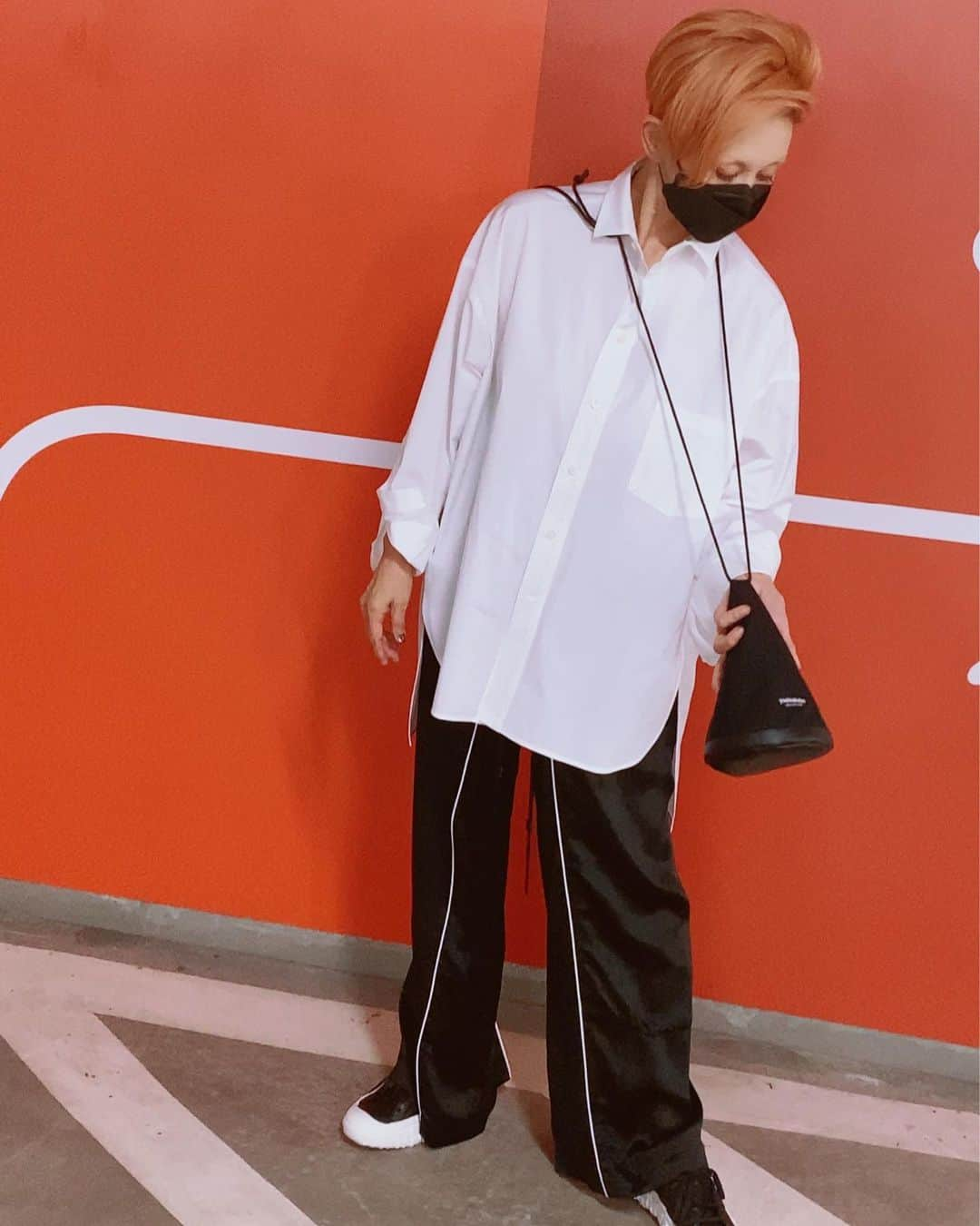 夏木マリさんのインスタグラム写真 - (夏木マリInstagram)「@yoshiokubo_official   @naotakekoshi   @adidasy3   @mari_natsuki  #goodnight   子どもごころにしてくれるポーチ 　　　　🖤🖤🖤 今は、入れ物大事〜  本日もお疲れ様デシタ！」9月7日 23時37分 - mari_natsuki