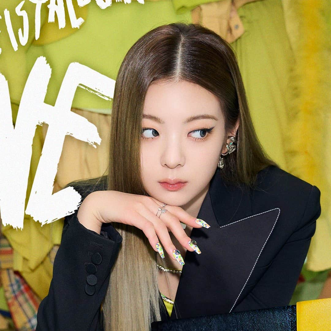 ITZYさんのインスタグラム写真 - (ITZYInstagram)「ITZY The 1st Album <CRAZY IN LOVE>  "LOCO" Concept Image #LIA  💟 TITLE TRACK "LOCO" 💟 2021.09.24 FRI 1PM (KST) | 0AM (EST)  <CRAZY IN LOVE> Pre-orders https://orcd.co/crazyinlove  #ITZY #있지 @itzy.all.in.us #MIDZY #믿지 #CRAZYINLOVE #LOCO #ITZYComeback」9月8日 0時02分 - itzy.all.in.us