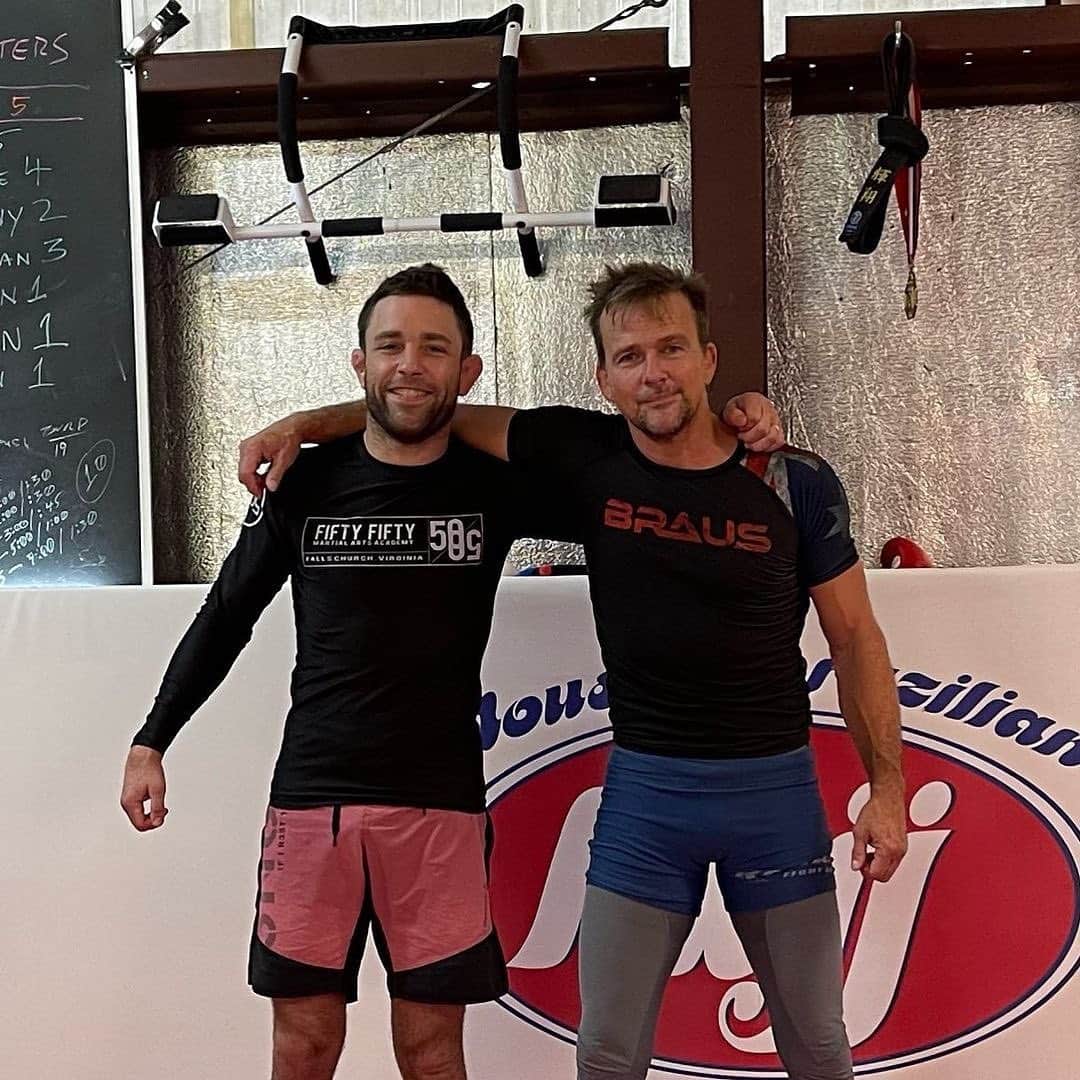 のインスタグラム：「Thanks for dropping by, brother. You are truly one of the great minds, not only in BJJ… but in fight science altogether. It was an honor. My door is always open & to your students as well should they drift through Texas. And, my whole academy & all the Flanerys will be cheering the next time you compete! See you soon, brother. 💪🏼 . Posted @withregram • @ryanhall5050 Great learning today at the secret ninja training center on the outskirts of Houston. Thank you to @spflanery for the excellent technique and training 🙏🏻👊🏻」