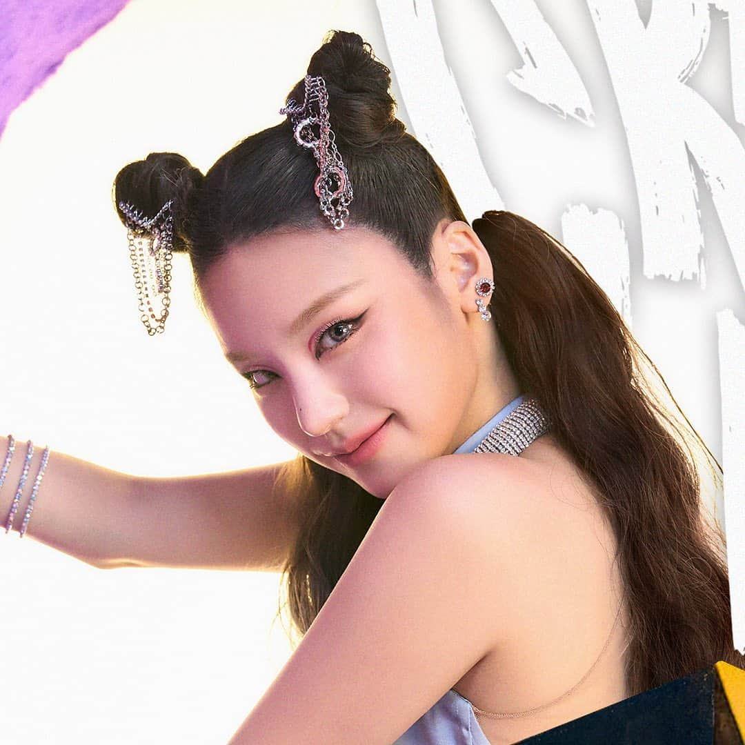 ITZYさんのインスタグラム写真 - (ITZYInstagram)「ITZY The 1st Album <CRAZY IN LOVE>  "LOCO" Concept Image #YEJI  💟 TITLE TRACK "LOCO" 💟 2021.09.24 FRI 1PM (KST) | 0AM (EST)  <CRAZY IN LOVE> Pre-orders https://orcd.co/crazyinlove  #ITZY #있지 @itzy.all.in.us #MIDZY #믿지 #CRAZYINLOVE #LOCO #ITZYComeback」9月8日 0時03分 - itzy.all.in.us