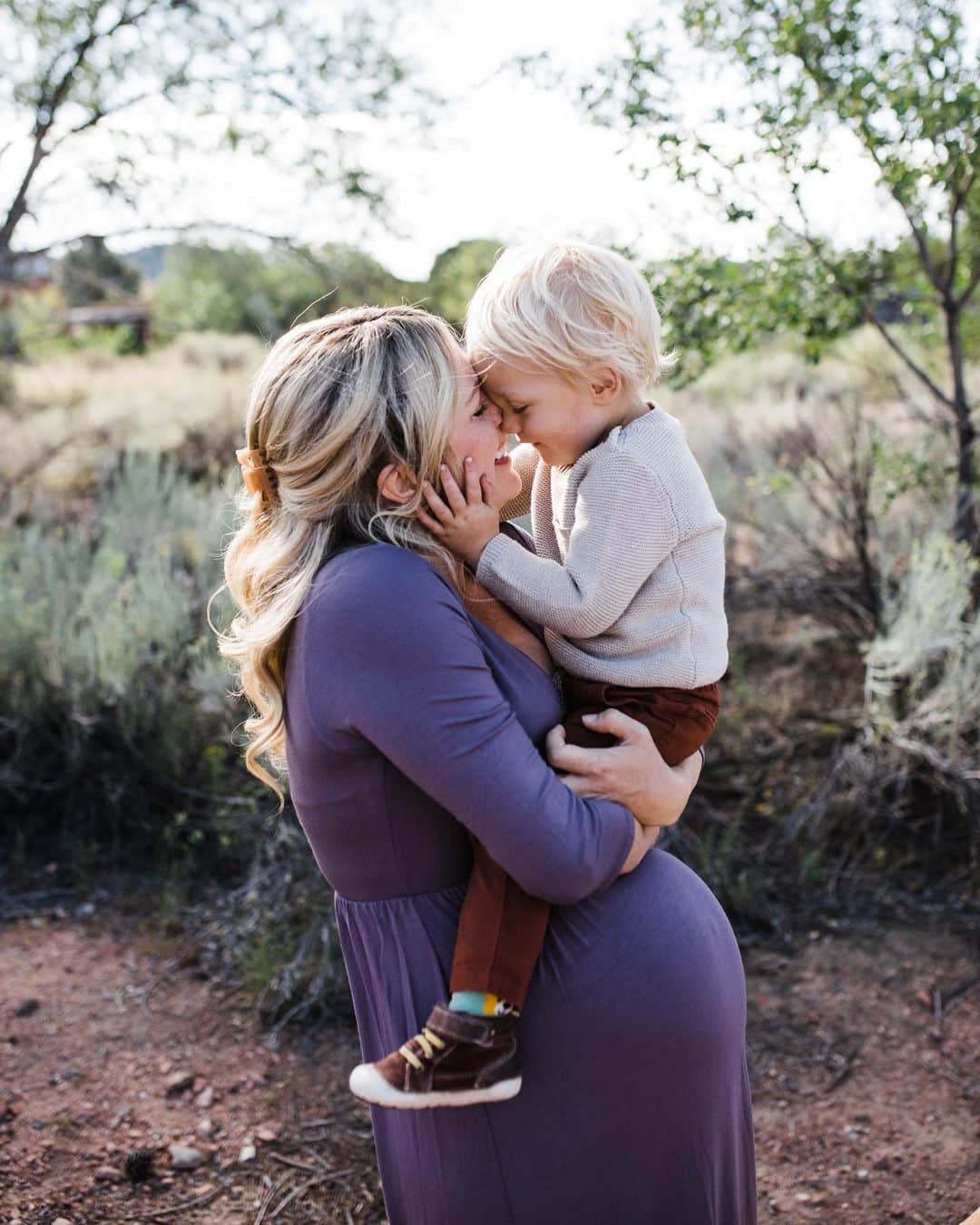 シャーロット・ケイト・フォックスのインスタグラム：「Kit is excited to be a big brother VERY soon.  And you, dearest second born sun/son- mama and dada can’t wait to hold your little hands in ours.  キットは間もなくお兄ちゃんになることを楽しみにしています。そして私達にとって2人目の sun/son = 太陽/息子へ、ママとパパはあなたの小さなおててを握れることを心待ちにしています。」