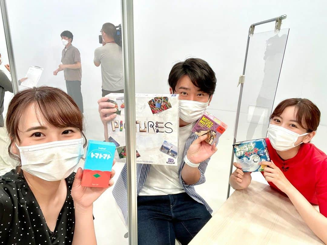 福田太郎のインスタグラム：「大人も本気になっちゃう👻 話題のボードゲーム４つでデュエル🃏 ⠀ 頭使うって楽しい！ワクワクします！ ただ…熱中し過ぎてどっと疲れました🤷‍♂️🤷‍♀️笑 ⠀ #藤尾仁志 さんの独創性とピュアさ。 #小俣彩織 さんのしなやかなしたたかさ。 #福永裕梨 アナの瞬発力と不断の努力。 #福田太郎 の発想力とイカサマ術。 一緒にドキドキしましょう🎭🤹‍♂️ ⠀ #イチモニ！#ボードゲーム #本気の遊び  #MOGELMOTTE #おばけキャッチ #PICTURES #トマトマト #アナウンサー の力量問われる」