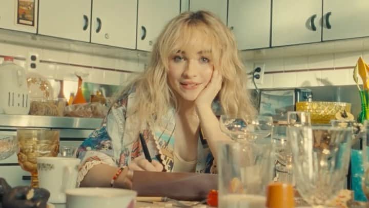 サブリナ・カーペンターのインスタグラム：「tomorrow night midnight est 🌻  skinny dipping !!!!!」