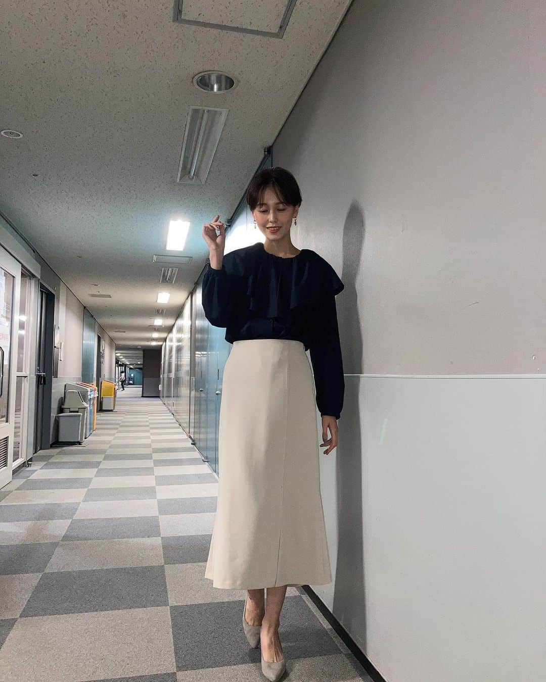 TBS「ビジネスクリック」さんのインスタグラム写真 - (TBS「ビジネスクリック」Instagram)「👠本日の衣装👠  本日の #平野マユ キャスターの衣装は #undixcors でした♥️  スリットのはいったスカートがセクシーですね💋🤍  平野さんのスタイルが際立つコーディネートでした🌙  #TBS #ビジネスクリック #businessclick #ビジクリ」9月8日 1時19分 - business_click