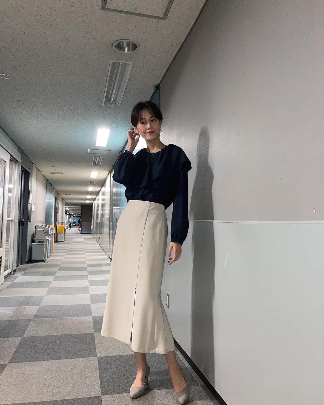 TBS「ビジネスクリック」さんのインスタグラム写真 - (TBS「ビジネスクリック」Instagram)「👠本日の衣装👠  本日の #平野マユ キャスターの衣装は #undixcors でした♥️  スリットのはいったスカートがセクシーですね💋🤍  平野さんのスタイルが際立つコーディネートでした🌙  #TBS #ビジネスクリック #businessclick #ビジクリ」9月8日 1時19分 - business_click