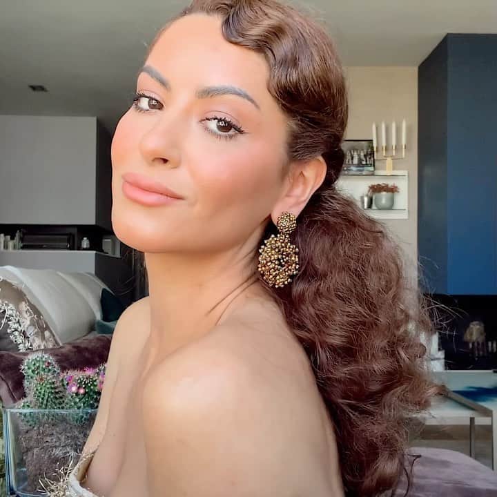 のインスタグラム：「These finger waves in curly hair are my favourite⭐️who’s trying this?🤩 #fingerwaves #curlyhair #curlyhairstyles #hairtutorial #sarahangius」
