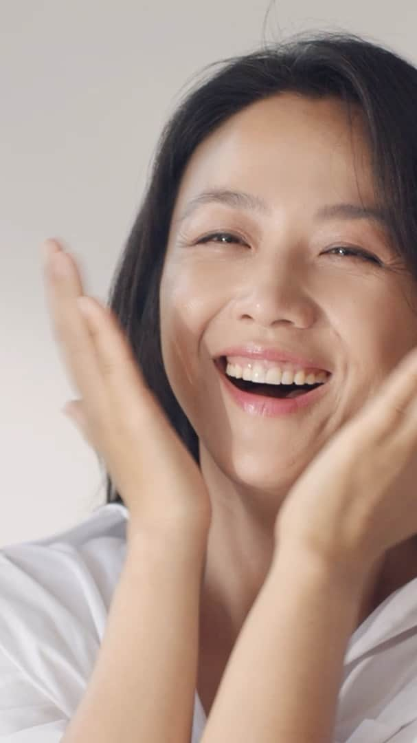 SK-II's Official Instagramのインスタグラム：「Get up-close and personal with Tang Wei in her #MyPITERAStory docu-film that features intimate conversations on how her skin and life has changed since her first bottle of PITERA™️Essence.  SK-II PITERA™️ Essence is SK-II's signature and most awarded bestseller; made of over 90% PITERA™️, transforming skin to Crystal Clear.  Discover SK-II PITERA™️ Essence today: https://www.sk-ii.com/product/essence/facial-treatment-essence  Shop other SK-II products here: https://www.sk-ii.com/」