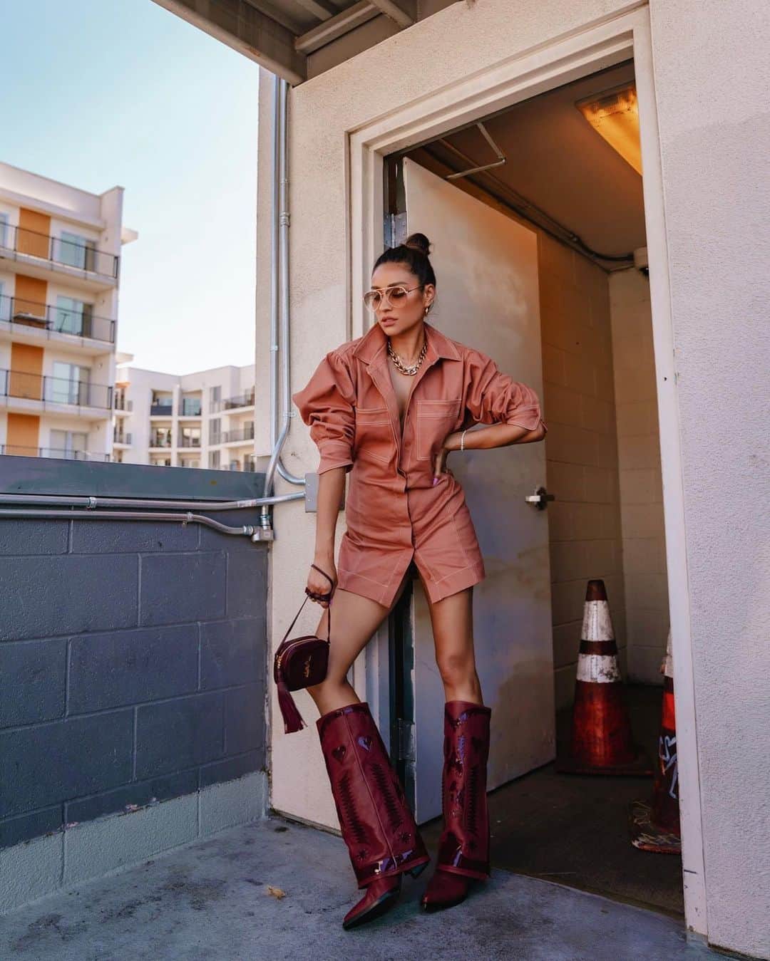 シェイ・ミッチェルのインスタグラム：「I have such weird anxiety right now. Here’s a totally unrelated photo of me in a roof top stairwell」