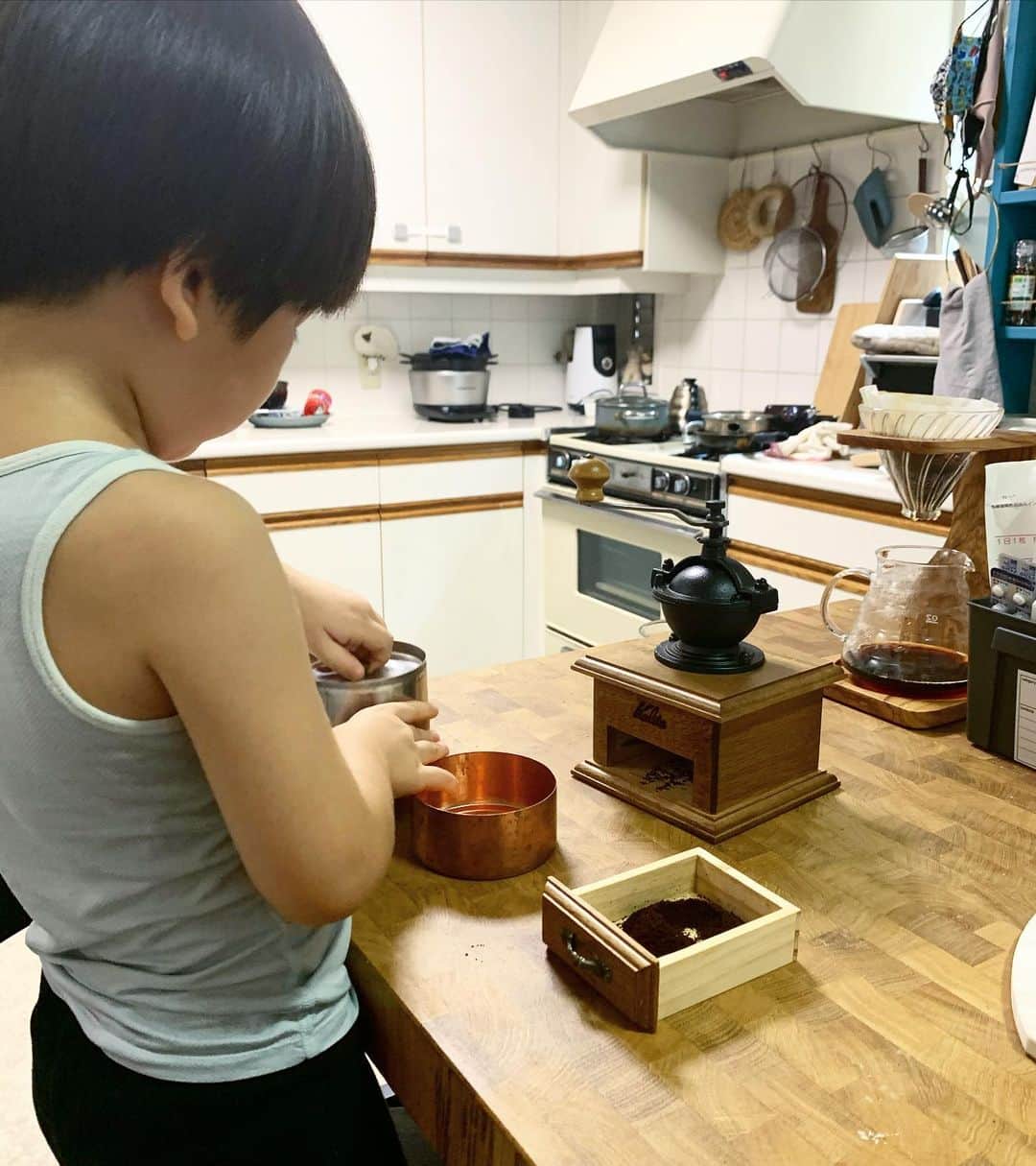 安田美沙子さんのインスタグラム写真 - (安田美沙子Instagram)「ママにコーヒー作るね、と朝からゴリゴリ☕️  そんなコーヒー飲めるの幸せ☺️✨ありがと❤️  #karita #kitchen #coffee #タンクトップ　#開化堂 #生活感　#コーヒー中毒」9月8日 13時03分 - yasuda_misako