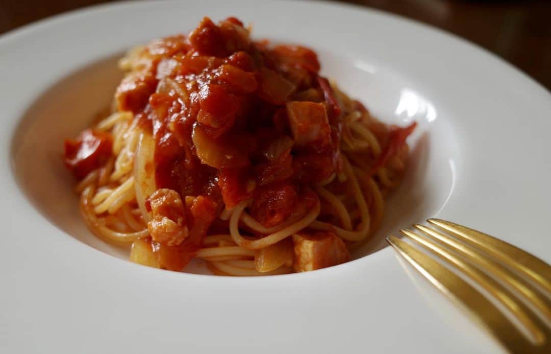 のインスタグラム：「𝖳𝗈𝖽𝖺𝗒'𝗌 𝖻𝗋𝗎𝗇𝖼𝗁！  #eataly で購入したアラビアータのパスタソース。少し味見したらブランチにはパンチのある辛さだったので、庭から沢山採れたミニトマトとベーコンに玉ねぎを追加。 それでもアラビアータの辛さはやはり、白ワイン飲みたくなるお味でした🍋  2枚目EATALYで購入したもの。このバジルソースもお気に入りですが、なんと、いつも旅先で購入していたトリュフハニーが手に入りました。これは嬉しい。チーズや酸味あるパンにも合うよ♪」