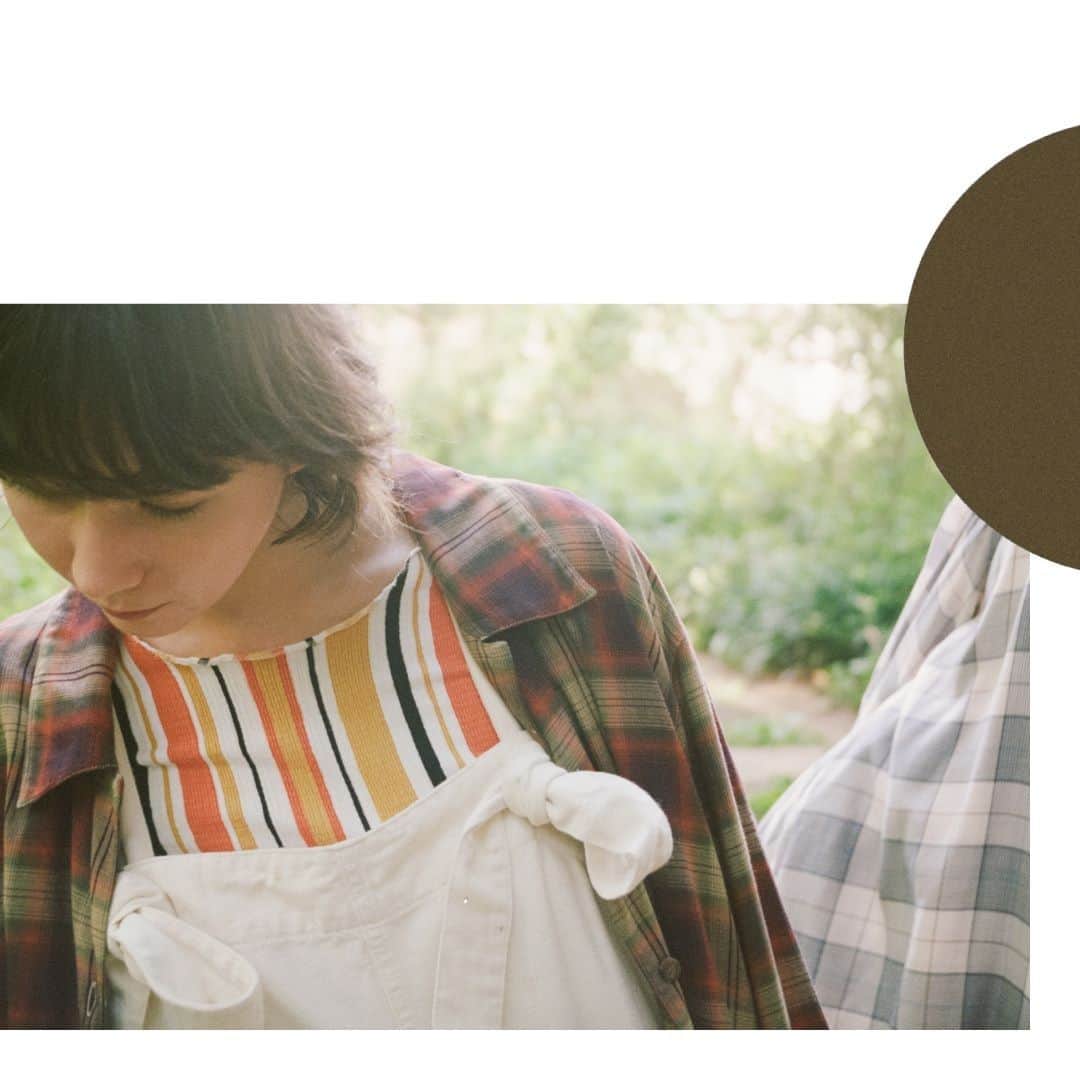 ルミネ公式のインスタグラム：「. Retreat myself 時間の流れがおだやかな午後。  心をゆるめて、秋へ。  Model @sakurako_kns & @_lisabayne Creative direction & Art direction @kana_tkym Photo @kisshomaru Hair & Make up @chikasuzuki1 Styling @leeyasuka   #retreatmyself #retreat #retreatment #小西桜子 #ベイン理紗 #lumine #ルミネ  #シンプルライフ #ミニマリスト #シンプルな暮らし #花と暮らす #小さな暮らし #季節を楽しむ」