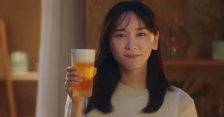 新垣結衣　ファンアカウントのインスタグラム：「私たちの推しにもやっとビールのCMがっ!!!🥰  ｢おつかれ生です。｣可愛すぎ。 . . . #新垣結衣 #ガッキー #aragakiyui #yuiaragaki #新垣結衣好きな人と繋がりたい  #instagram #instalike #instagood #instalove #instacool #instacute #instapic #instamovies #instagrammars #instafollow . . .」