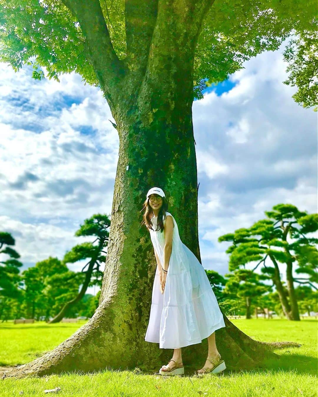 のインスタグラム：「すっきりしないお天気の今日この頃。 午後から晴れてきて嬉しかった日☺️ 日光浴大事☀️ . . . #公園 #リフレッシュ #空 #photo」