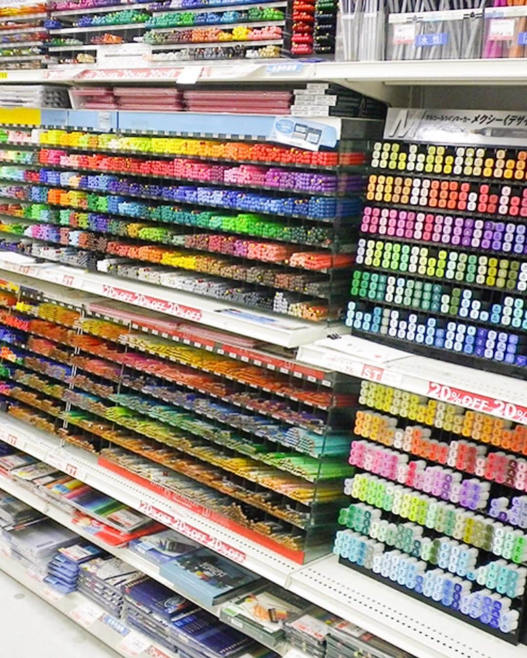 鰻和弘さんのインスタグラム写真 - (鰻和弘Instagram)「【コピック】  机の上に置いてるペン。 結構な色の種類持ってます。ミニカー集めてる感覚です。 全然使いこなせてないですが、単純にめちゃくちゃ塗りやすい。 元々色塗りは苦手です。 絵の具の小筆の時は手が震えてました。すぐはみ出ます。 でもこれなら震えがおさまります。  とか思ってると、変な衝動に駆られました。  #机を文具店みたいにしたくなってきた #俗に言うこれ見ながら酒飲めるやつ #縦置きやなくて横置き #やばい #わかってる #絶対場所取る #机がペン置き場で終わる #でもめちゃくちゃ取りやすい #キレイ #程良いサイズがあればやばい #買いそう #いや #やめとこ」9月8日 4時07分 - unaginigaoe
