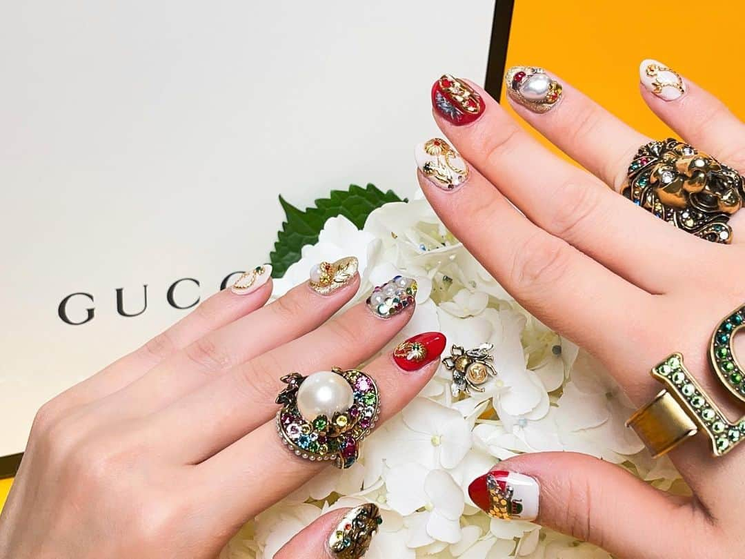 北見えりのインスタグラム：「GUCCI NAIL @joyeuxponopono  Motif&Jewelry @gucci  . . . #nail #handnail #gucci #guccigang #guccilover #グッチ #グッチリング #ネイルデザイン #ネイルアート #北見えり #eri_kitami #pononails」