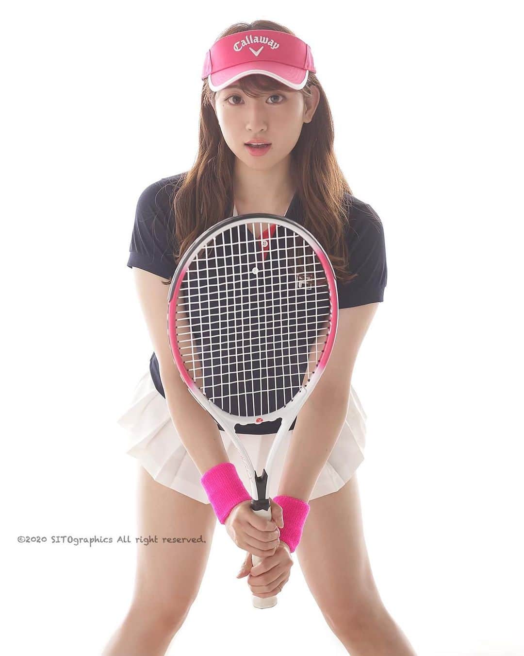 シト山口のインスタグラム：「やっとこさ、コロナワクチンモデルナ２回目の副反応が治りました😆💦３日間何も食べられなかったので身体が軽い軽い♫、しかし歳のせいか、腹が引っ込まず、顔と脚が痩せました😱😱😱  model 中村このみ Konomi Nakamura @nakamura_konomi ( tstyle_management ) photo シト山口 @sito_yamaguchi #model #make #fashion #photo   #shoot  #モデル #小顔 #スタイル #ヘアメイク #メイク #ポートレート #作品撮り #写真好きな人と繋がりたい #撮影 #一眼レフ　 #モデル募集 #被写体 #脚長 #水着 ©︎2020SITO graphics All rights reserved.」