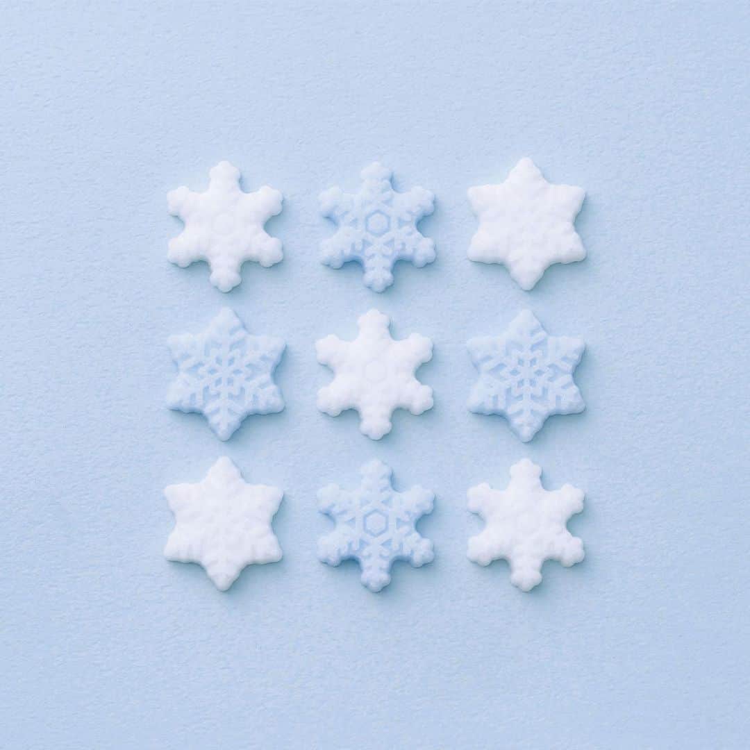 Komayaのインスタグラム：「. 真っ白な雪と冬の空をイメージした、白と淡い水色の２色で仕上げた、雪の結晶のお砂糖。 . 【約1.0g/粒】 . #物語のある砂糖#砂糖#角砂糖#お砂糖菓子#コーヒーと一緒に#あまいもの大好き#手土産にオススメ#お家カフェ#デザインシュガー#雪の結晶#雪結晶#snowcrystal#sugarlove」