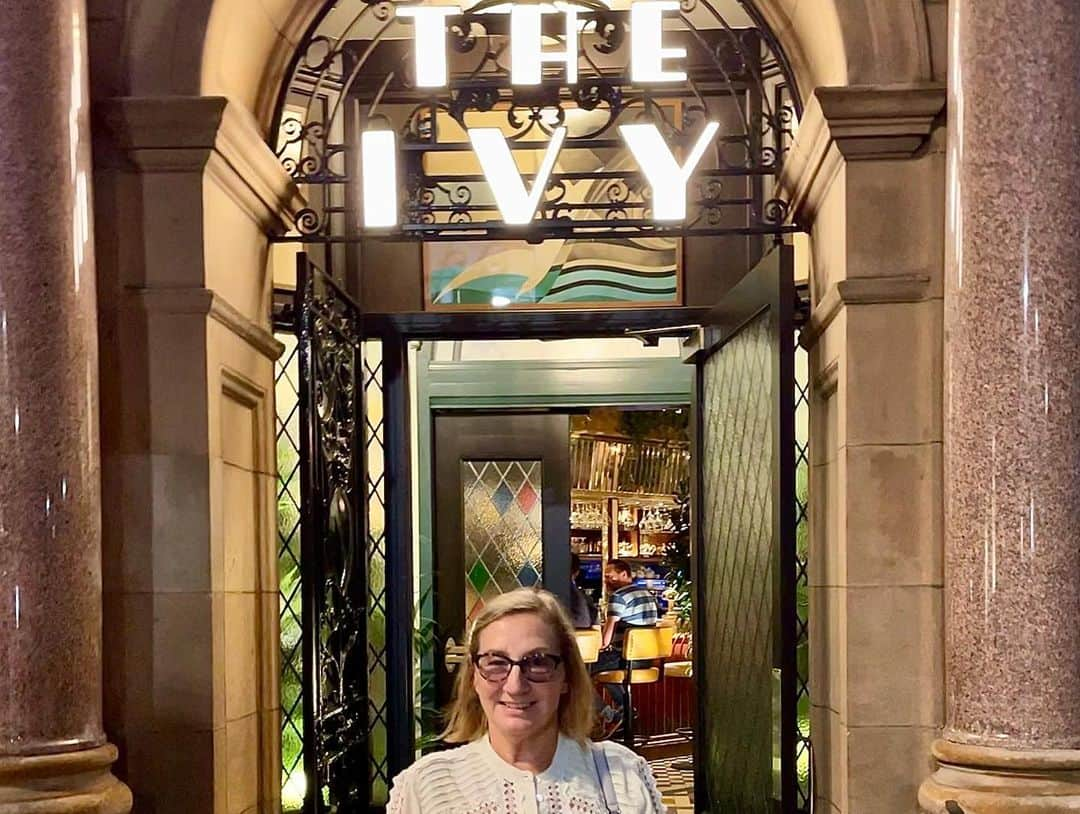 シネイド・ケアーさんのインスタグラム写真 - (シネイド・ケアーInstagram)「Happy Birthday Mama Kerr🥳🥂🥳🥂🥳🥂 #theivyglasgow」9月8日 6時19分 - sineadskate