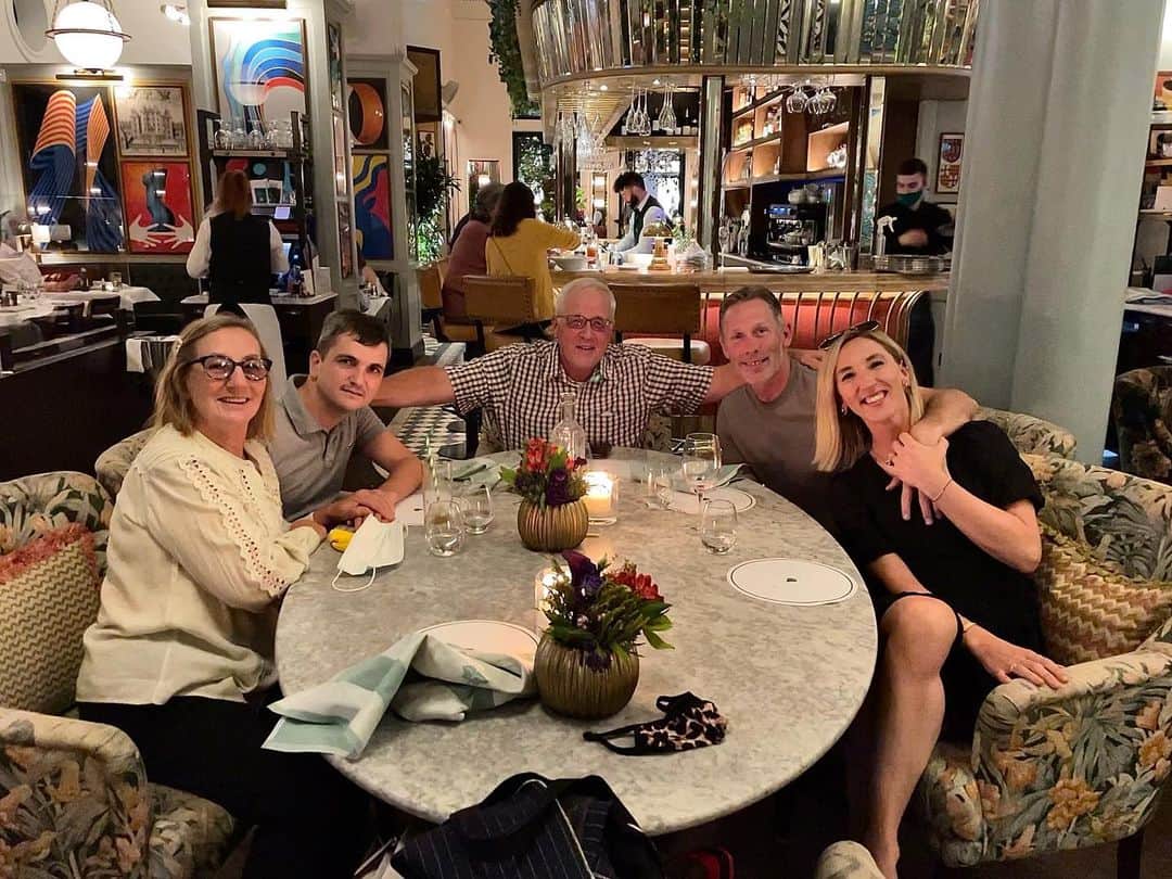 シネイド・ケアーのインスタグラム：「Happy Birthday Mama Kerr🥳🥂🥳🥂🥳🥂 #theivyglasgow」