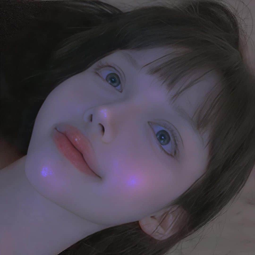 chiiiiiのインスタグラム：「皆様元気ですか^_^  ここ1〜2ヶ月間、引き篭もっていて 人とも一切会わず携帯もろくに見ず 天井がマブダチでした💫🦇 人間離脱  (返信できていなかった方々 申し訳ありません。) (コロナでもありません。)  今は自分と相談しながら 少しずつ元気です🏹🫀  なので友人からの ランチとかそういうの 誘ってくれたら とっても嬉しいです(友達)  よろしくね(LINEして)」