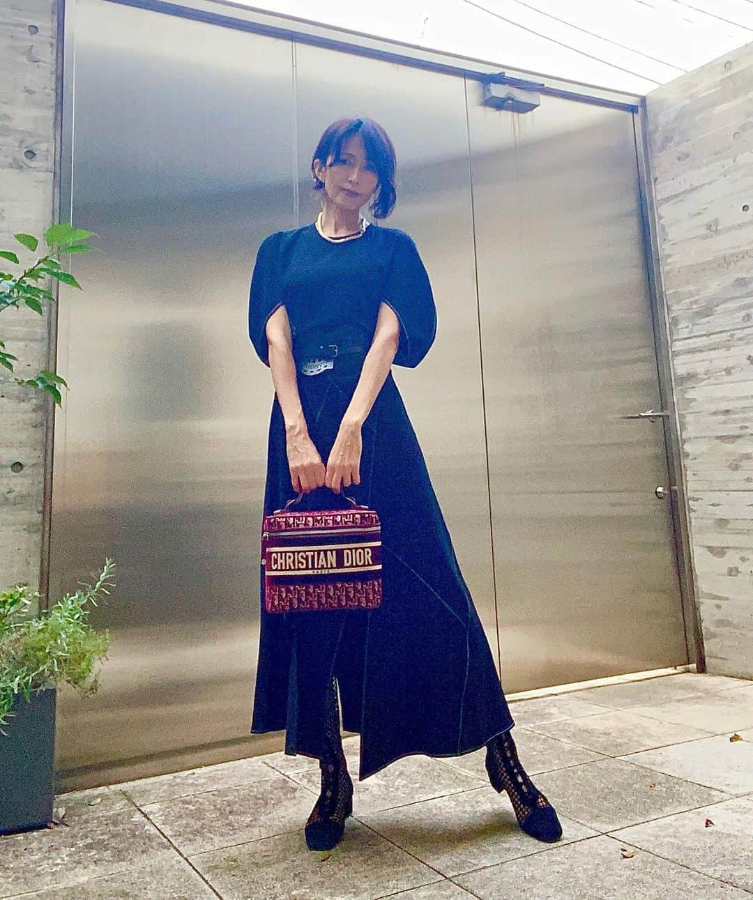 工藤静香さんのインスタグラム写真 - (工藤静香Instagram)「私にとって、この形のバッグはとってもノスタルジックです。  幼い頃、もっと小さいこの形の、ビニールでできたバッグに、交換用の消しゴムやお花を入れてお出掛けしたのを覚えています。笑  なので、この形のバッグを持つとなんだかウキウキするのです。  @dior  Travelのヴァニティ」9月8日 13時15分 - kudo_shizuka