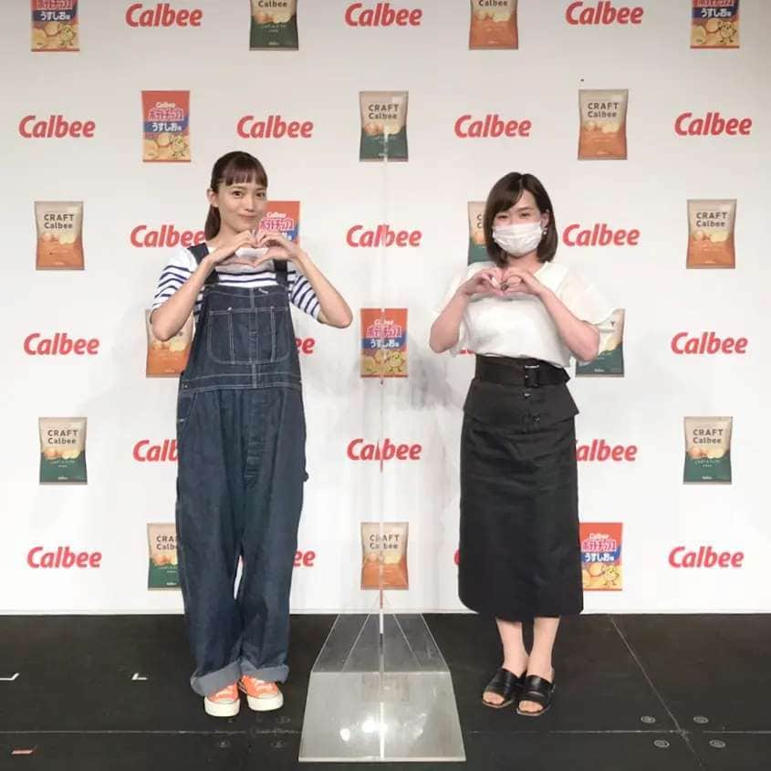 TBS「はやドキ！」のインスタグラム：「Calbee新商品「じゃがいもチップス」のイベントに登場した川口春奈さんを直撃🎤  ラーメンがお好きだという川口さん🍜 素の姿が見られると話題沸騰中のYouTubeチャンネル「はーちゃんねる」では、 1人ラーメンの動画を投稿されていました！  実はプライベートでは1人で外食できないタイプだそうで... 普段なかなかできない、チャレンジしてみたいことをYouTubeの企画にしているそうです✨  川口さん、ありがとうございました！  篠原  #川口春奈　さん #直撃🎤 #篠原梨菜 #アナウンサー #はやドキ #tbs」