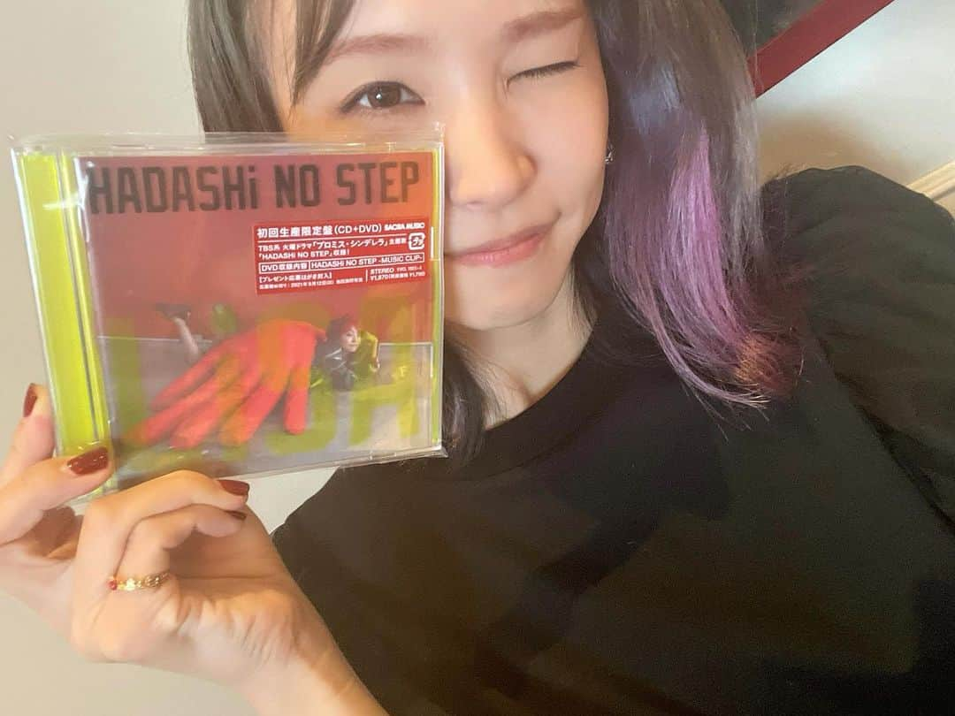 LiSAさんのインスタグラム写真 - (LiSAInstagram)「本日9/8 19th SiNGLE「HADASHi NO STEP」発売です👣🤟🧡 自分らしく生きるがんばりやさんのアナタに、元気が届きますようにっ🧡👣言わせてよi love u🤟🧡 ▼CD LiSA.lnk.to/hadashi_cd  ドラマ　#プロミスシンデレラ　来週最終回！#ハダシノステップ　聴いて一緒に最終回を待って〜😖  淡い夢〜甘いときめき〜大人を理由に遠ざけてる〜好きになった"あと"のことなんて〜"あと"からでいいはずなのに〜🎶 (昨夜の　#プロミスシンデレラ　を見直しながら)」9月8日 13時12分 - xlisa_olivex