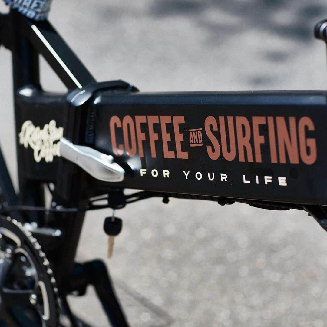 坂口憲二（THE RISING SUN COFFEE）さんのインスタグラム写真 - (坂口憲二（THE RISING SUN COFFEE）Instagram)「◆GOOD MORNING COFFEE‼︎◆  【MATE X】  世界一の自転車都市、デンマーク・コペンハーゲン発のe-BIKE"MATE X" @matebikejapan   乗り心地はもちろんのこと、環境や未来を意識してデザインされた車体には今までに感じたことのない存在感があります。都会でも海沿いでも使い方はあなたのライフスタイル次第です！   こちらのe-BIKE、TRSC大網店舗に展示してありますので、ぜひ興味のある方は実物をチェックしてみて下さい。  ＊申し訳ありませんが、試乗はお断りしています🙇  therisingsuncoffee.com  #coffee #coffeebeans  #coffeeroaster  #coffeelab  #coffeeandsurfing  #coffeetime  #coffeelover  #coffeebreak  #coffeeshop  #coffeestand  #coffeeholic  #coffeehouse  #coffee_inst  #coffeemaker  #coffeeshops  #coffeecoffeecoffee  #coffeenclothes  #coffeeaddict  #coffeeculture  #coffeemorning  #coffeemag #specialitycoffee  #mate #ebike  #TRSC」9月8日 8時32分 - therisingsuncoffee