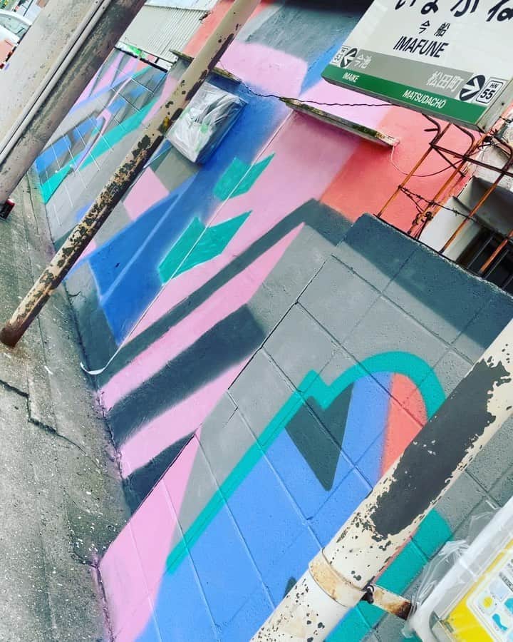 のインスタグラム：「仕上げにかかります！今日も！ らくがきを消してアートに。 #西成WallArtNippon  #西成WAN #阪堺電車 #今船駅  #地元LOVE #やればできる #アセラズクサラズアキラメズ」