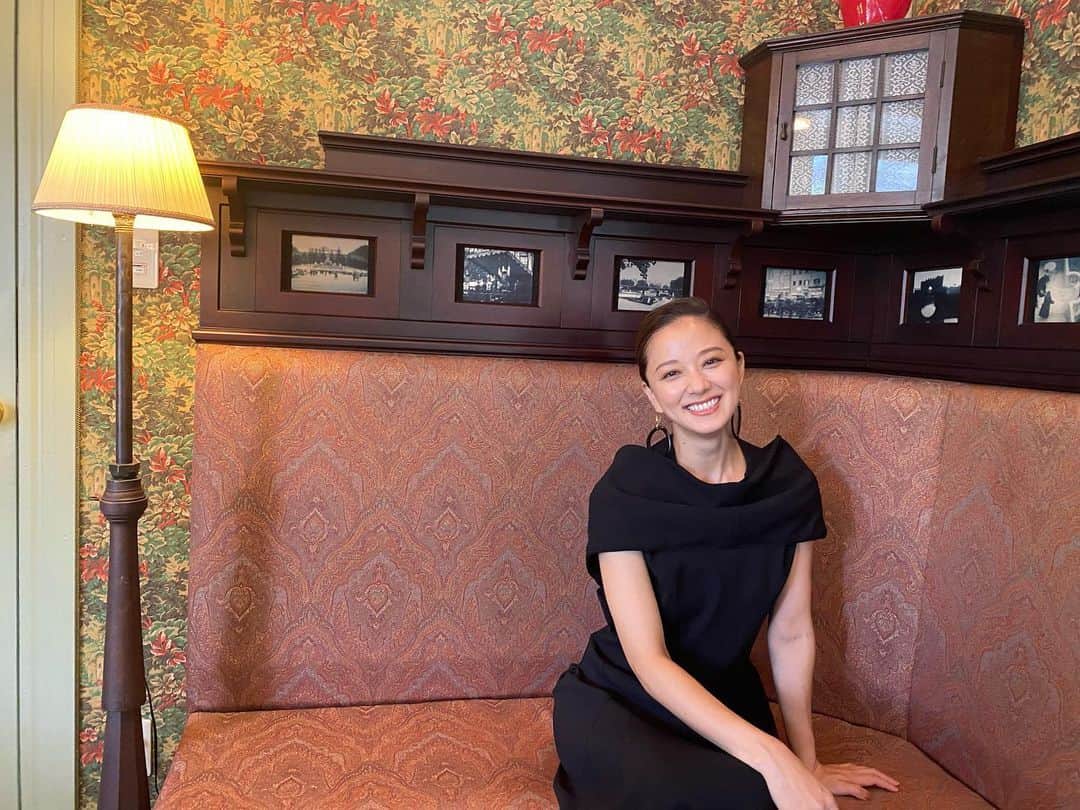 中越典子さんのインスタグラム写真 - (中越典子Instagram)「おはようございます🌞  佐賀県立美術館にて、 絵画展「白馬、翔びたつ」展が昨日初日を迎えました。開会式で、スピーチさせていただき、佐賀県知事の山口さんと美術館長松本さんなどと御一緒にテープカットをさせていただきました。 岡田三郎助先生と、黒田清輝先生の、迫力ある何ともまことに美しい明治時代からの絵画、時代と歴史を感じる展覧会を是非ご覧ください。  エネルギー貰えますよ‼︎  ーーーーー ドレス @divkanet  ピアス #thuyhue ーーーーー  #佐賀県立美術館 #おかださぶろうすけ #くろだせいき #絵画 #うつくしい」9月8日 10時49分 - nakagoshi_noriko.official