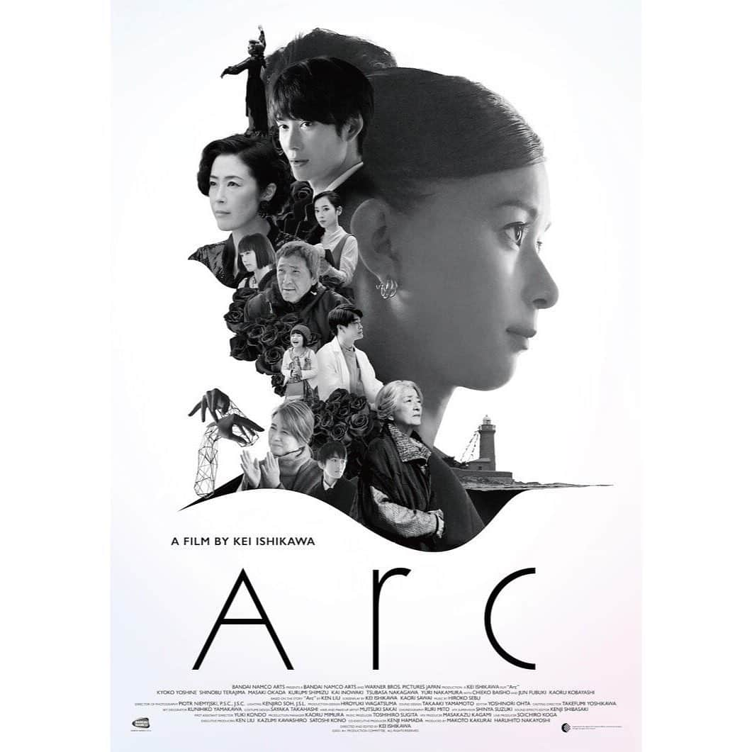 芳根京子さんのインスタグラム写真 - (芳根京子Instagram)「映画「Arc アーク」のBlu-ray＆DVDの発売が12月24日に決定しました！🎉  わーい！クリスマスイブ！ クリスマスプレゼントにいかがでしょうか！🎅笑  Blu-rayの方にはメイキングや、 石川監督と私の対談、そして完成報告会や初日舞台挨拶の映像も入っているそうです。 Arcがどのように、どんな想いでつくられたのか是非チェックして頂きたいですし、 手元に置いておいてもらえたら嬉しいです☺︎  楽天ブックスから予約購入していただくと抽選で 芳根京子サイン入りスリーブケースをプレゼントという企画もあるようです。  そしてお知らせはそれだけではなく！  なんと9月11日(土)0時より 期間限定の先行配信も決まりました！ 嬉しい！  公開の時、映画館に足を運べなかった方にも、このようにお家で見ていただけるチャンスがあって嬉しいです！ 詳しくはArcのホームページをご覧ください！  チームみんなの愛情がたっぷり詰まった作品を、皆さんの手で温めていただけたら嬉しいです✨  よろしくお願いします！  #Arcアーク  #この写真はリナじゃない #だぁれ？」9月8日 11時18分 - yoshinekyoko