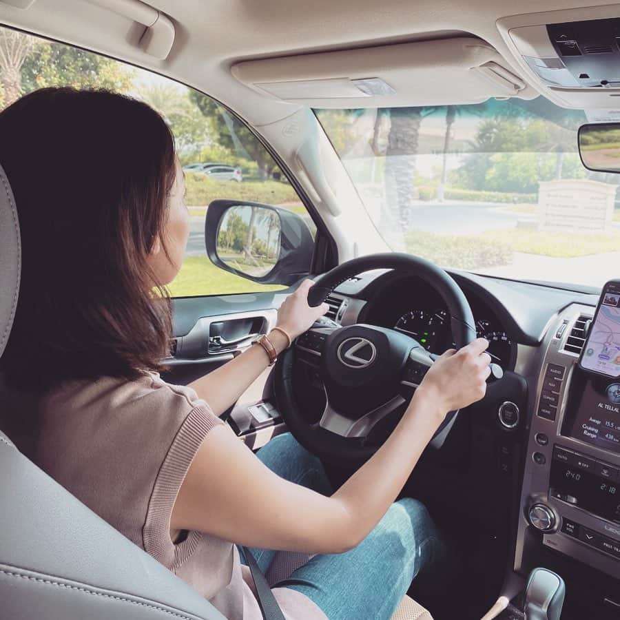小泉里子のインスタグラム：「ドバイで初運転。 慣れるまではドキドキだわ。」