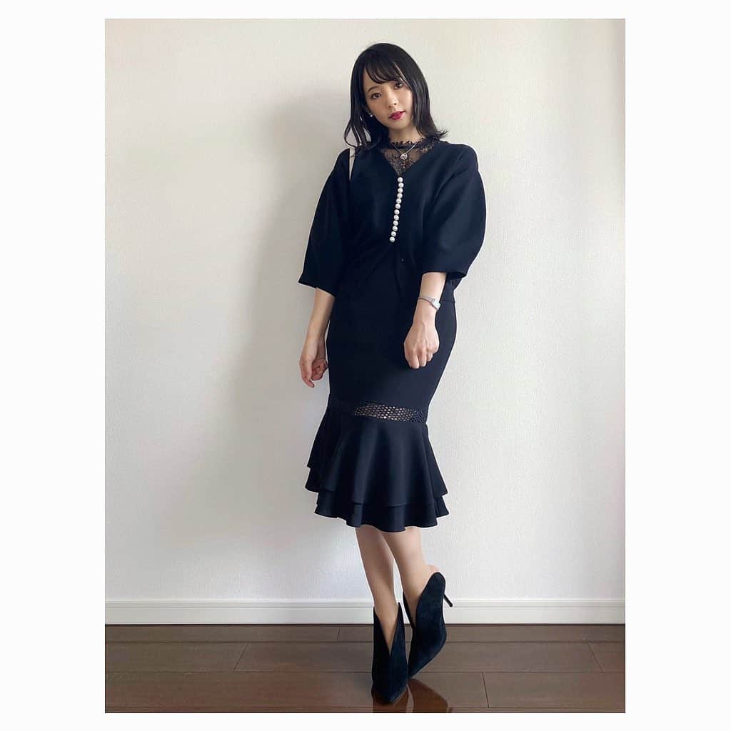 のインスタグラム：「まっくろ🐈‍⬛❁ だいすきな方がしていた マーメイドスカートにブーティのオールブラックをやりたくて🤭♥︎ トップスは レースブラウスにややゆるっとしたカーデを羽織っています。一列に並んだパールボタンがかわいい🥰 Vネックのカーデからデコルテまわりだけレースを見せるのがめちゃめちゃすきです🥰 この秋特にカーデが気になっていて。このカーデみたいにゆるっとしたものもだし, ツイード風のものも欲しいなって思っています。 このカーデはぶわっと広がるフレアスカートに合わせてもかわいいと思うから それもやりたいな〜！  blouse. #loulouwillghby skirt. OdekakeMae cardigan. @tonal_official  boots. #jimmychoo  bag. #celine necklace. #chanel pierce. #mikimoto watch. #vidaplus  #お仕事コーデ #オフィスカジュアル #オフィスカジュアルコーデ #オフィスコーデ #お仕事服 #通勤コーデ #通勤スタイル #olコーデ #レースブラウス #レースブラウスコーデ #マーメイドスカート #odekakemae #カーディガンコーデ #tonal #ブーティ #オールブラックコーデ #秋服コーデ #秋コーデ #秋服 #初秋コーデ」
