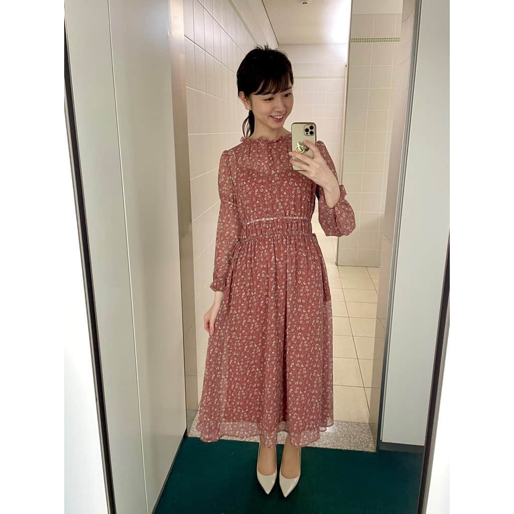 寺田ちひろさんのインスタグラム写真 - (寺田ちひろInstagram)「💕衣装💕 ⁡ 最近の『日テレNEWS24』の衣装を載せますね☺️ ⁡ いつもお世話になっている、 TOCCAさんにお借りしました👗 (@tocca_japan,@ow_pressroom) ⁡ ⁡ ✨ネイビー白ドットワンピ✨ ⁡ ディレクターさんに撮っていただきました😊 ⁡ CGを合成するときは、 こういうグリーンバックで撮影します🎥 この日は『そらジローのナゼナノ？』の収録もあったためこの背景で✌️ ⁡ ⁡ ✨ラベンダーカラーのセットアップ✨ ⁡ 胸元と裾の透かし模様がかわいかった💕 こちらはひとりぼっち撮影です😂 ⁡ ⁡ ✨小花柄のロングドレス✨ ⁡ 久しぶりにこんなに可愛らしい服を着ました！ 丈が長めなところもよかったな💐 ⁡ ⁡ みなさんは、 どの衣装がお好みですか？🥰 ⁡ ⁡ 最近急に涼しくなって何を着たらいいかわからなくなっていたのですが、また週末から暑さが戻るみたいですね！ ⁡ 体調管理に気をつけて、 元気に過ごしましょう😆💪 ⁡ ⁡ #PR#プロモーション#日テレnews24 #n24 #日本テレビ #日テレ #衣装 #tocca #フリーアナウンサー #気象予報士 #防災士」9月8日 21時09分 - chihiro_terada1223