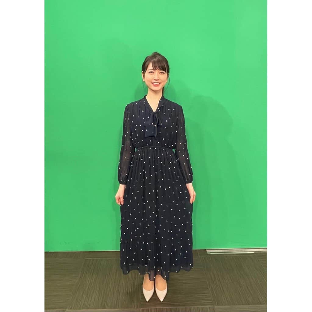 寺田ちひろのインスタグラム：「💕衣装💕 ⁡ 最近の『日テレNEWS24』の衣装を載せますね☺️ ⁡ いつもお世話になっている、 TOCCAさんにお借りしました👗 (@tocca_japan,@ow_pressroom) ⁡ ⁡ ✨ネイビー白ドットワンピ✨ ⁡ ディレクターさんに撮っていただきました😊 ⁡ CGを合成するときは、 こういうグリーンバックで撮影します🎥 この日は『そらジローのナゼナノ？』の収録もあったためこの背景で✌️ ⁡ ⁡ ✨ラベンダーカラーのセットアップ✨ ⁡ 胸元と裾の透かし模様がかわいかった💕 こちらはひとりぼっち撮影です😂 ⁡ ⁡ ✨小花柄のロングドレス✨ ⁡ 久しぶりにこんなに可愛らしい服を着ました！ 丈が長めなところもよかったな💐 ⁡ ⁡ みなさんは、 どの衣装がお好みですか？🥰 ⁡ ⁡ 最近急に涼しくなって何を着たらいいかわからなくなっていたのですが、また週末から暑さが戻るみたいですね！ ⁡ 体調管理に気をつけて、 元気に過ごしましょう😆💪 ⁡ ⁡ #PR#プロモーション#日テレnews24 #n24 #日本テレビ #日テレ #衣装 #tocca #フリーアナウンサー #気象予報士 #防災士」