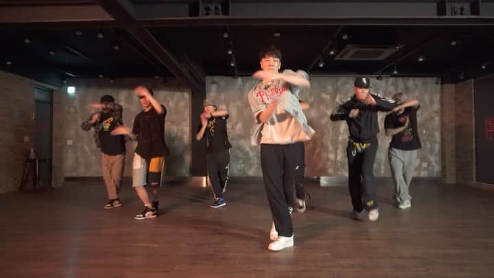 Kasperのインスタグラム：「움직여(Move)   Choreo by Kasper  Dancers  @rootspace_ @_sungchan_1019 @jihoonkim_assall @yumekitakenaka_ @xion0118 @jimmyreallly   📸📹 @tkay0621」